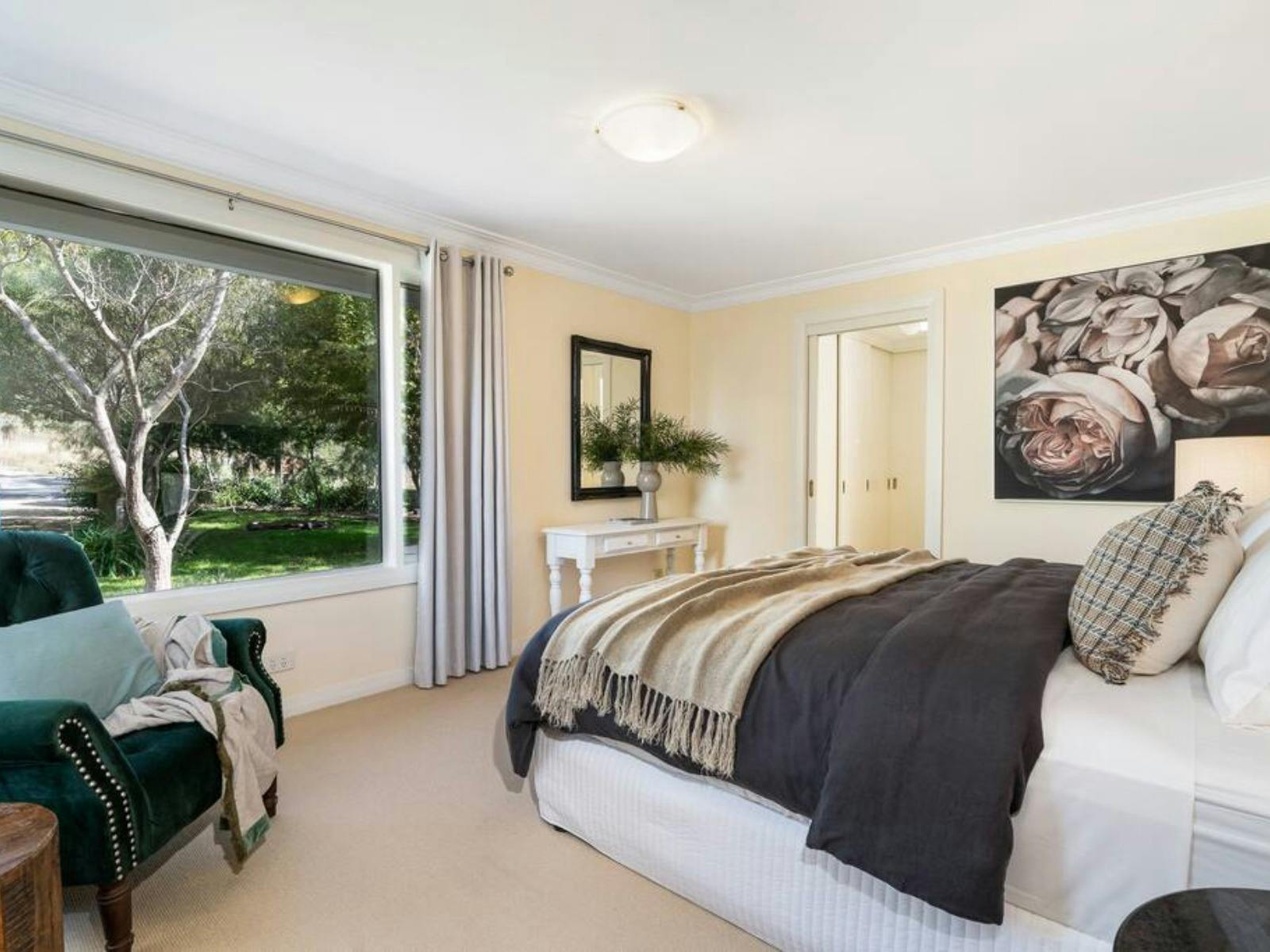 WIR과 욕실 전망을 갖춘 킹 침실