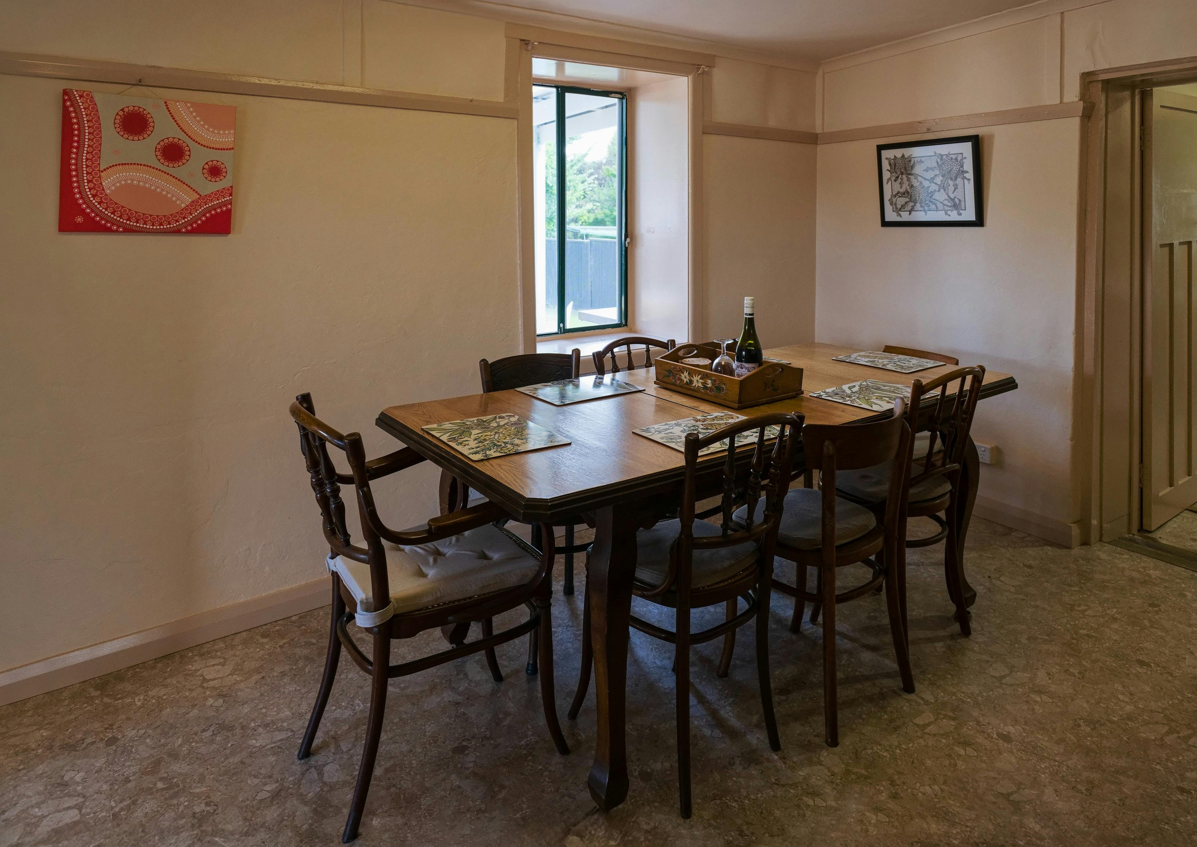 8인용 식사공간을 갖춘 복원된 시대 가구