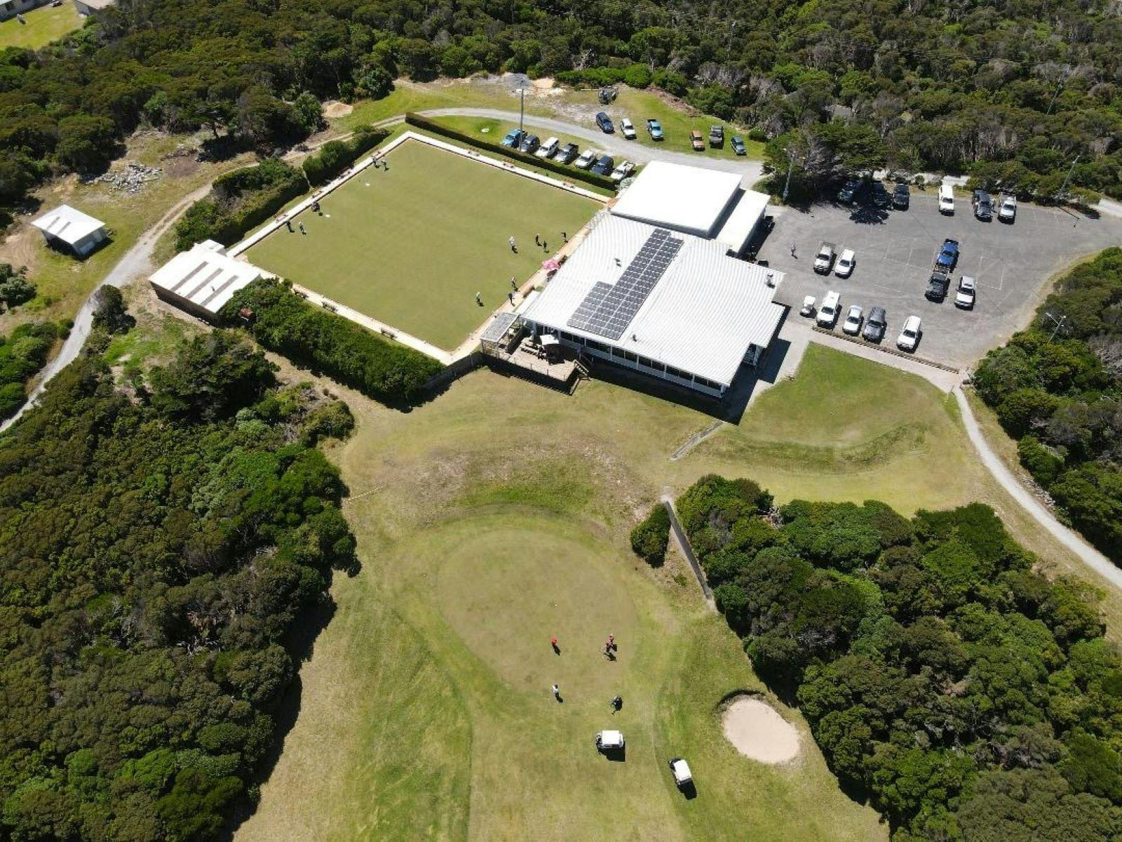 Photography with the 18th golf green, the clubhouse and the bowling green