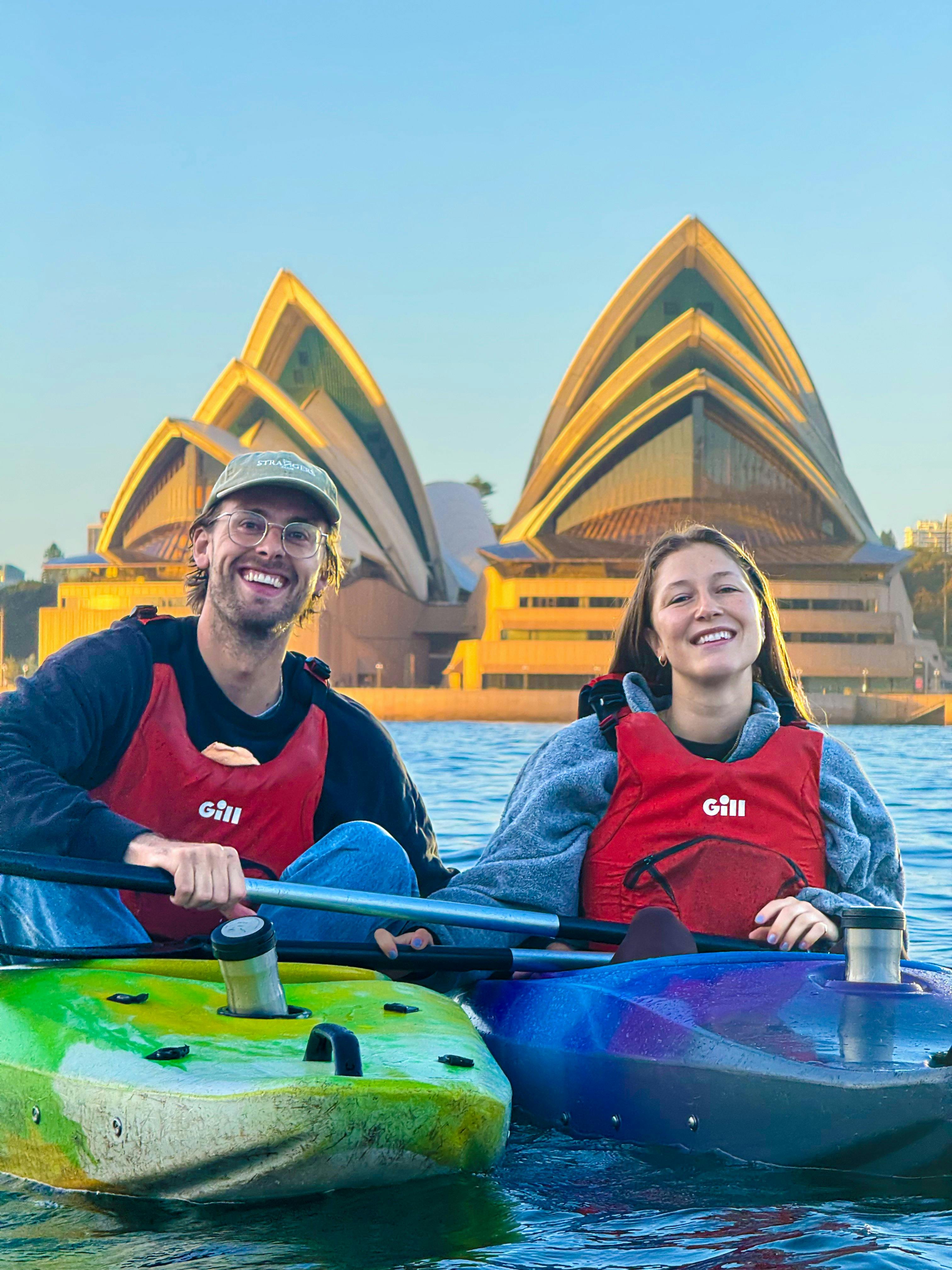 Ein Paar macht in seinen Kajaks direkt vor dem Sydney Opera House ein Foto.