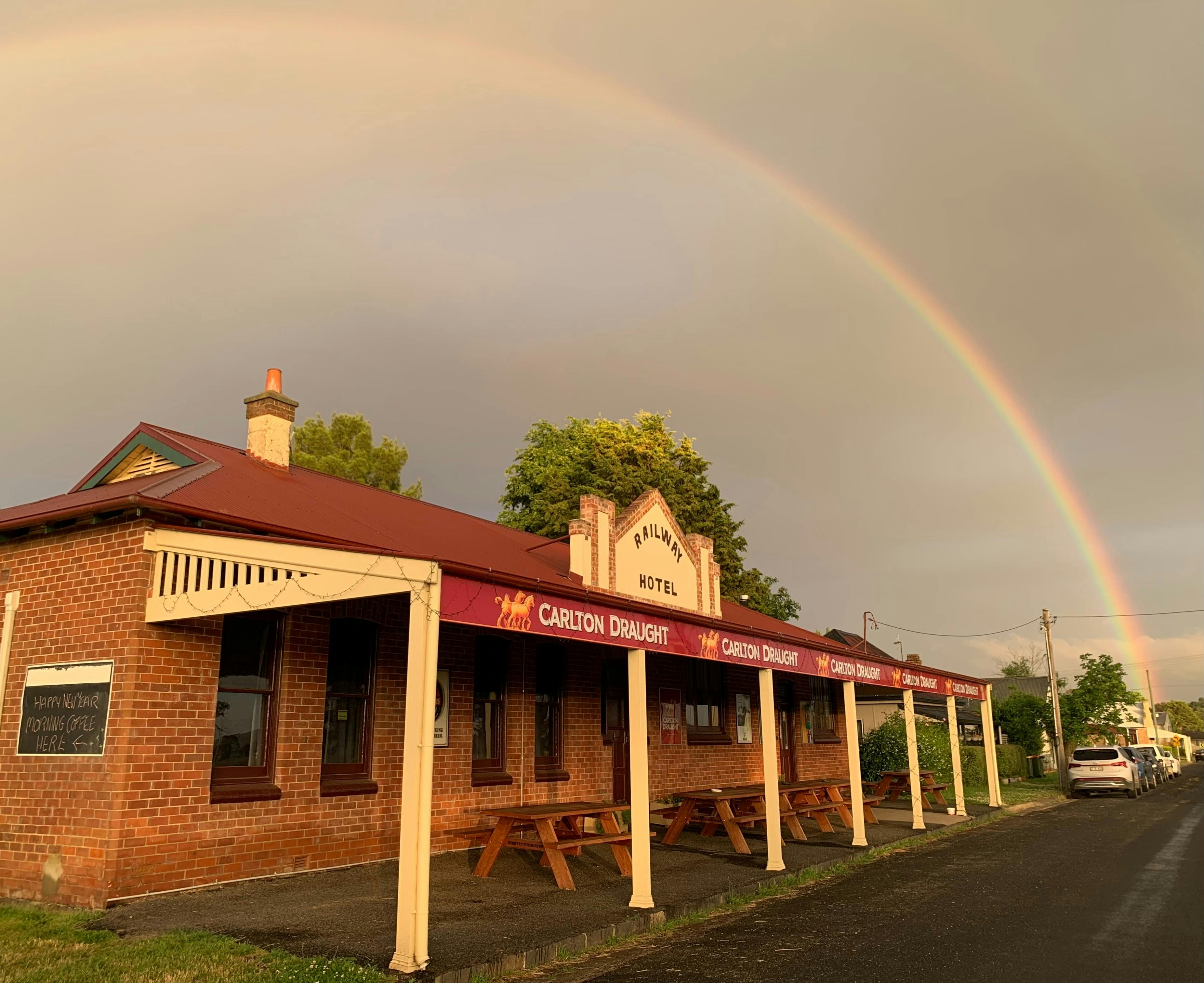 철도 호텔 위의 무지개