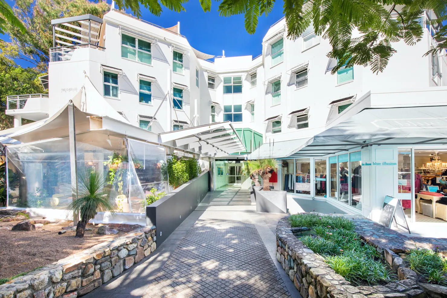 entranceway to Emerald Resort Noosa