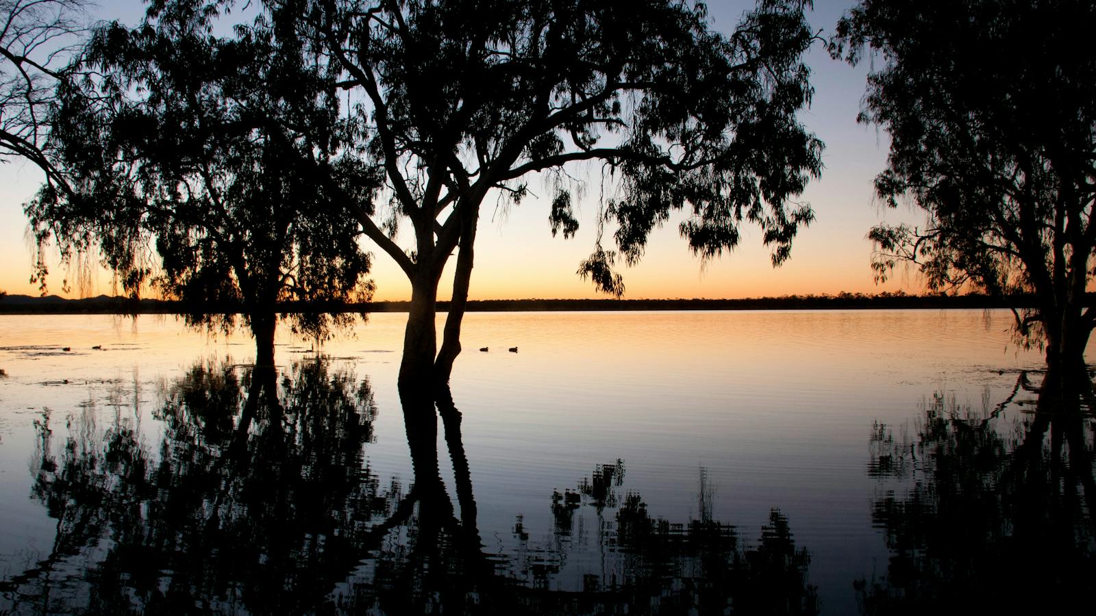 Picturesque sunset over Lake Elphinstone