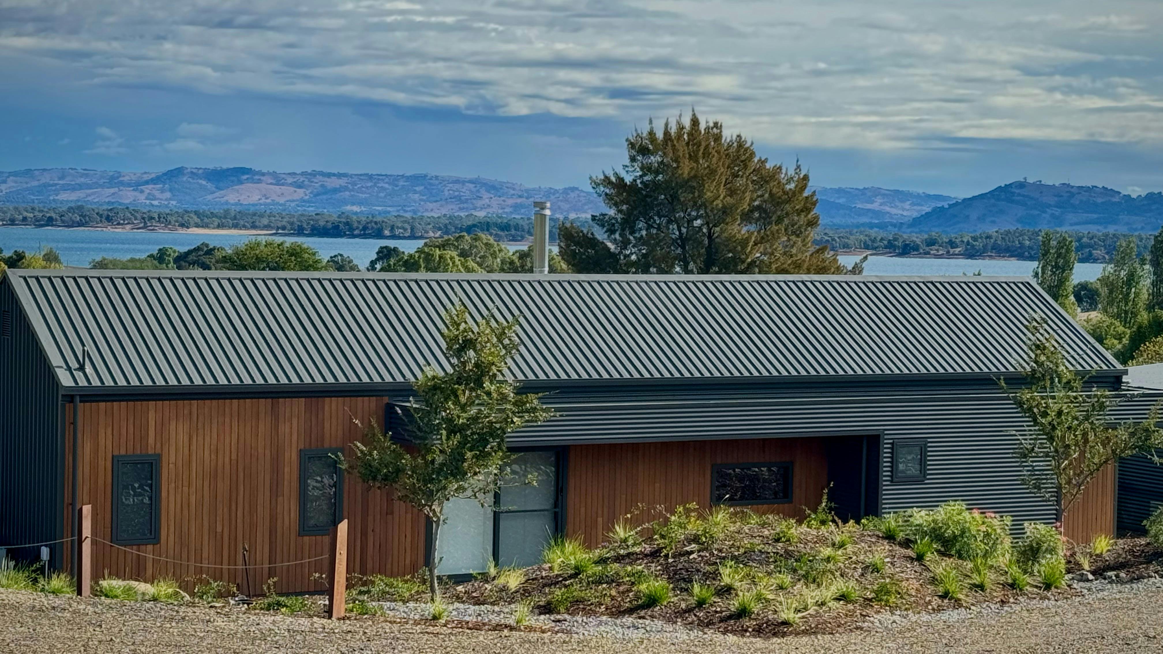 Picture of lodge and view of lake hume