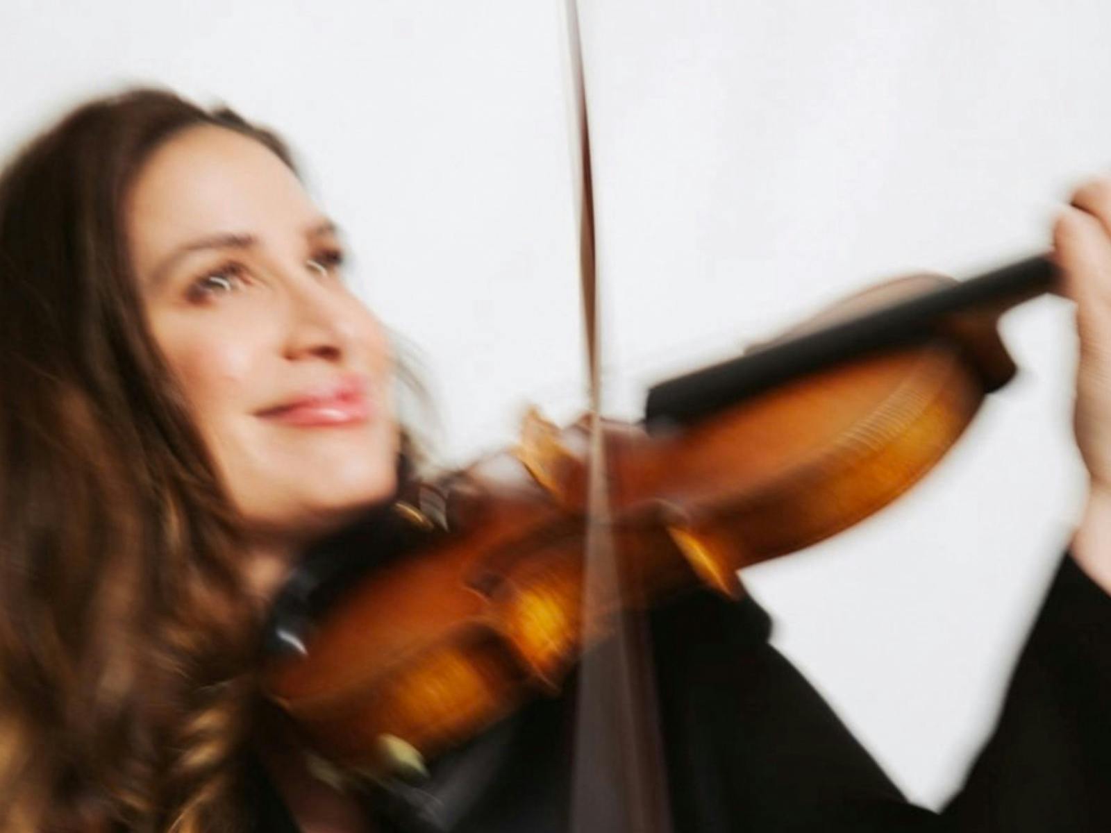 Image of violinist, Niki Vasilakis