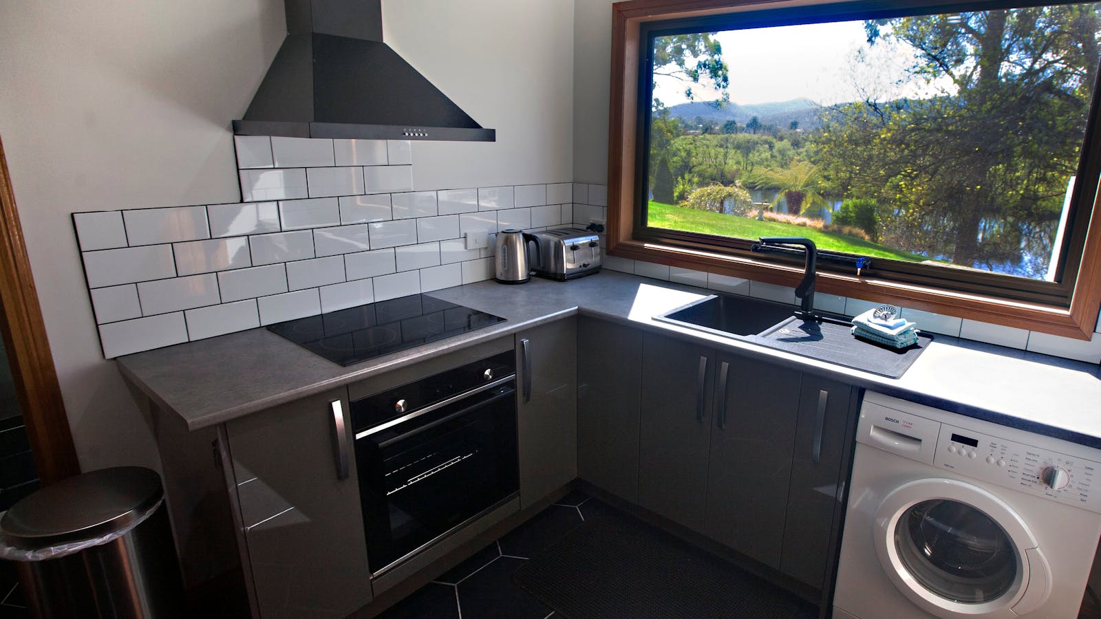 Derwent Cottage with stunning views of Derwent River right on your doorstep