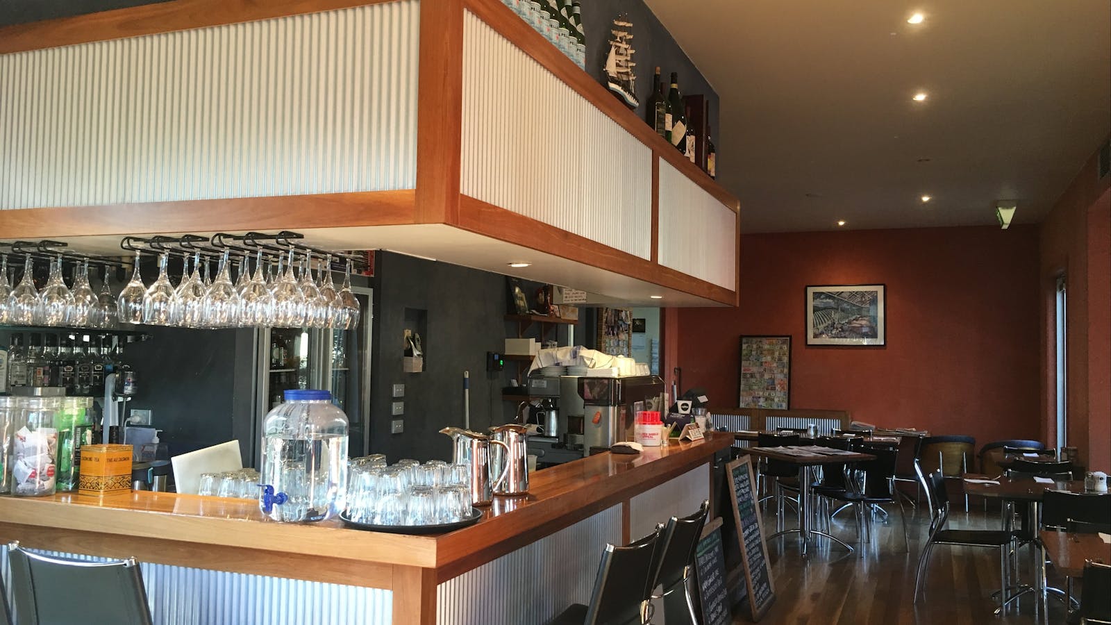 Waves Cafe, Bar and Restaurant