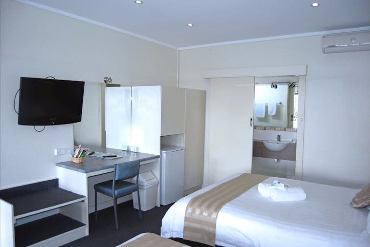 DELUXE TWIN ROOM 06