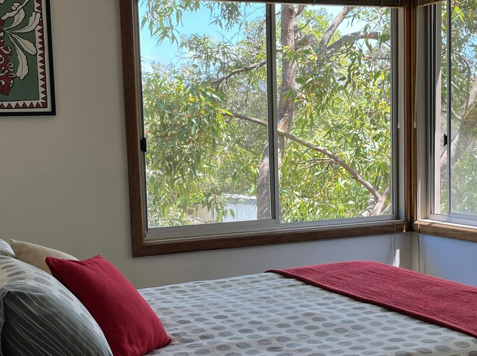 ベッド、食器棚、ベッドサイドの食器棚