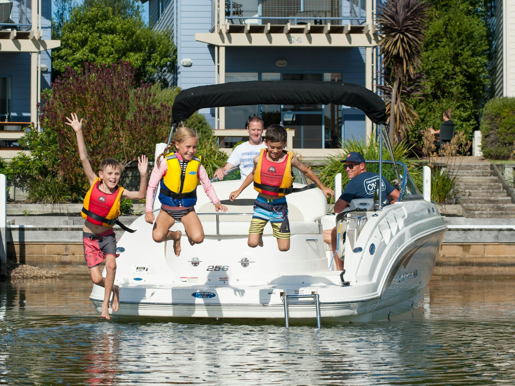 Captains Cove Resort - Waterfront Accommodation