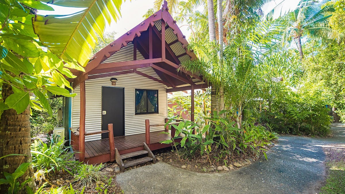 Magnums Accommodation Queen cabins with ensuite outdoors