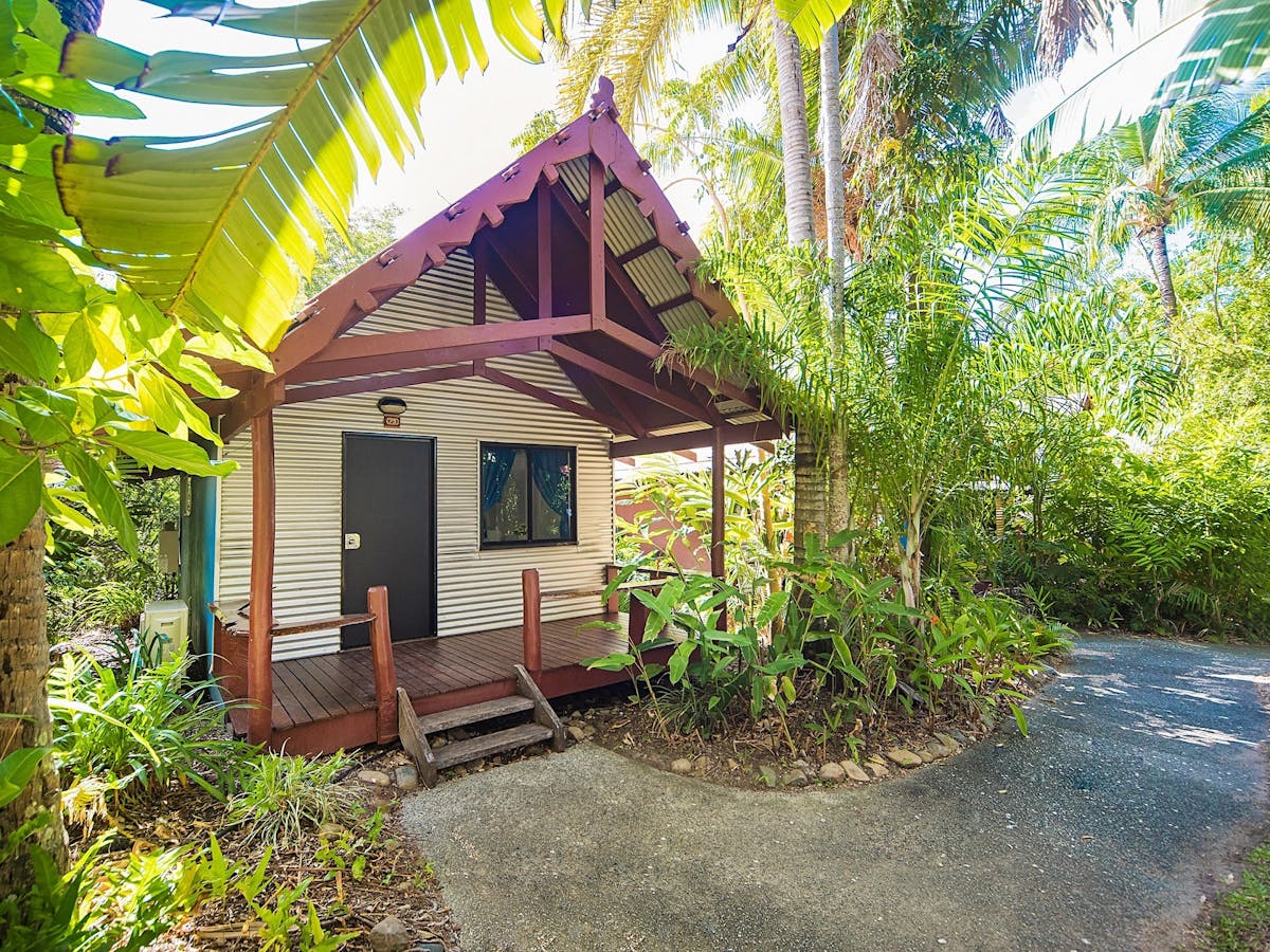 Magnums Accommodation Queen cabins with ensuite outdoors