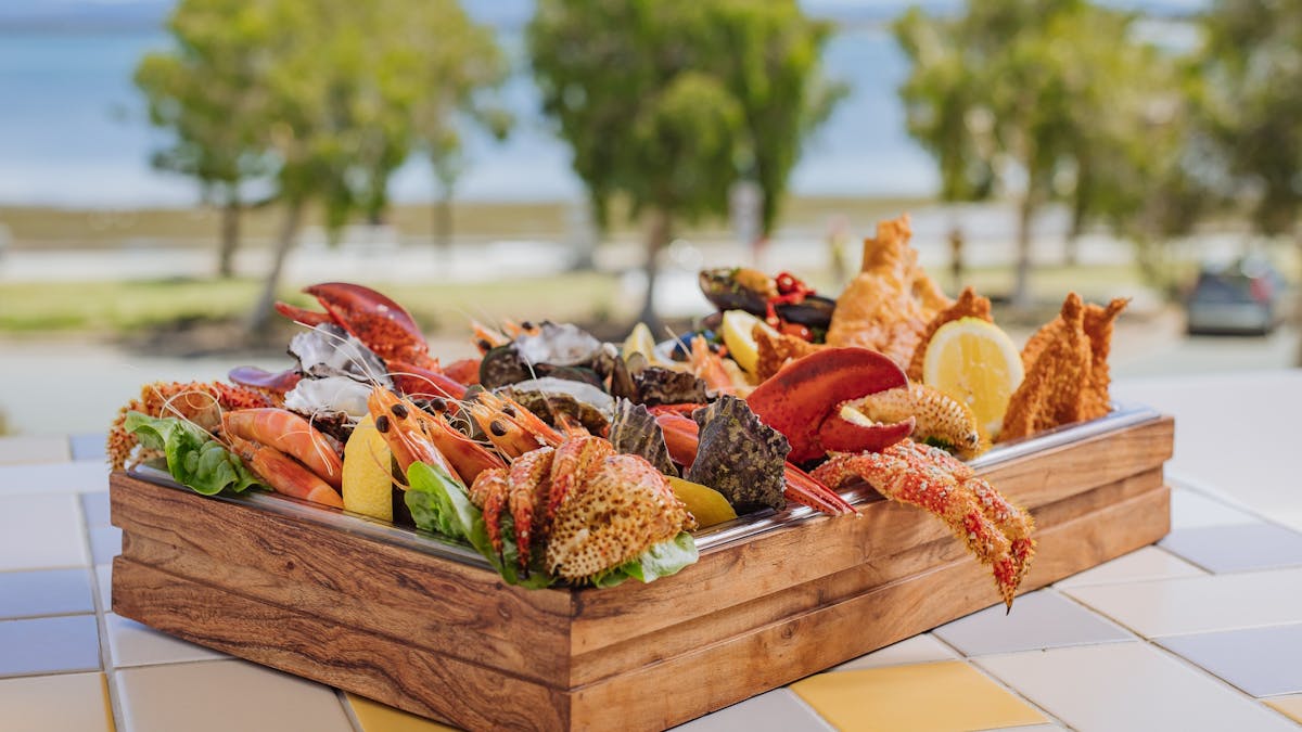 Hot and cold seafood platter for 4 people