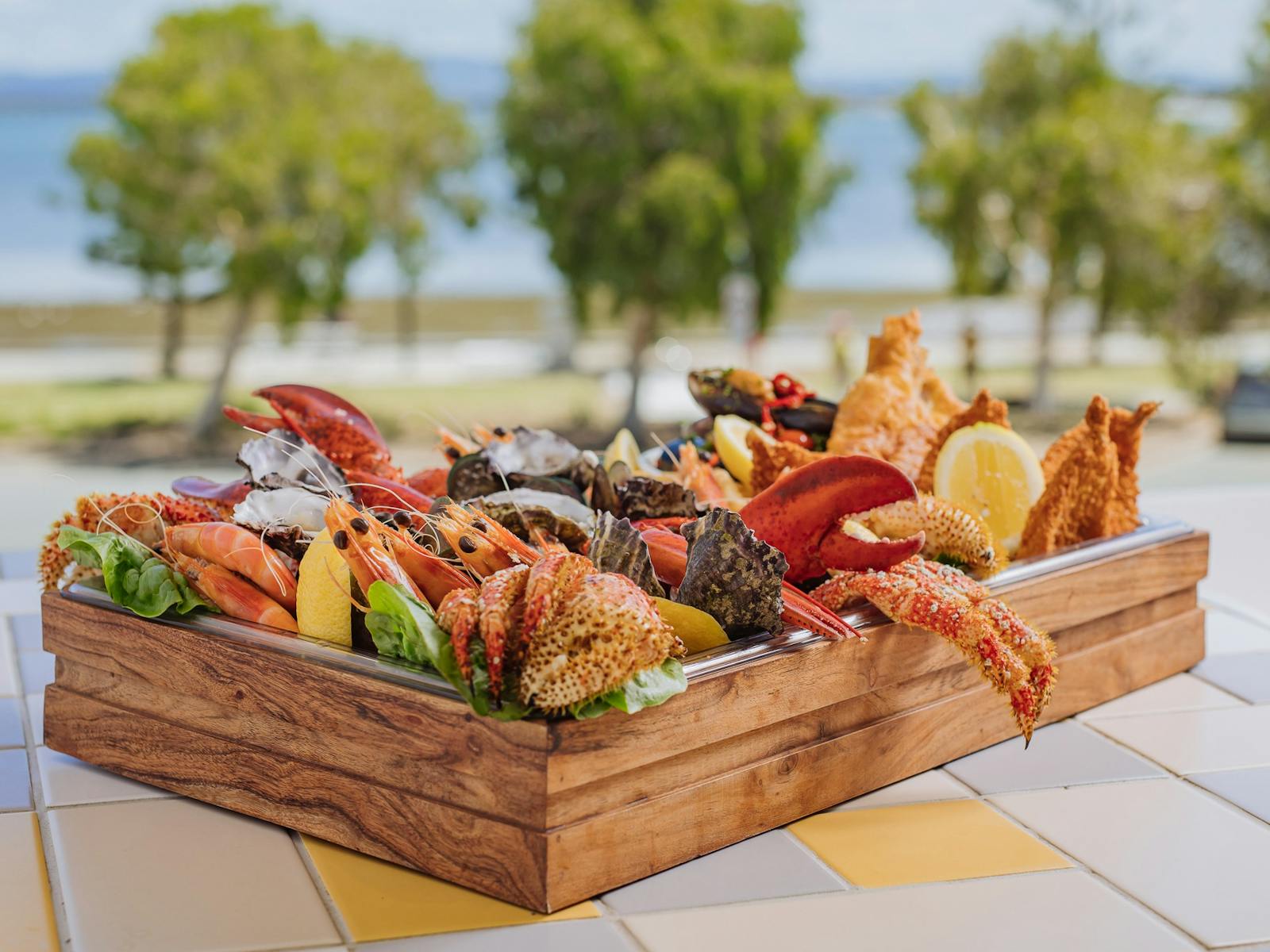 Hot and cold seafood platter for 4 people Hot and cold seafood platter for 4 people