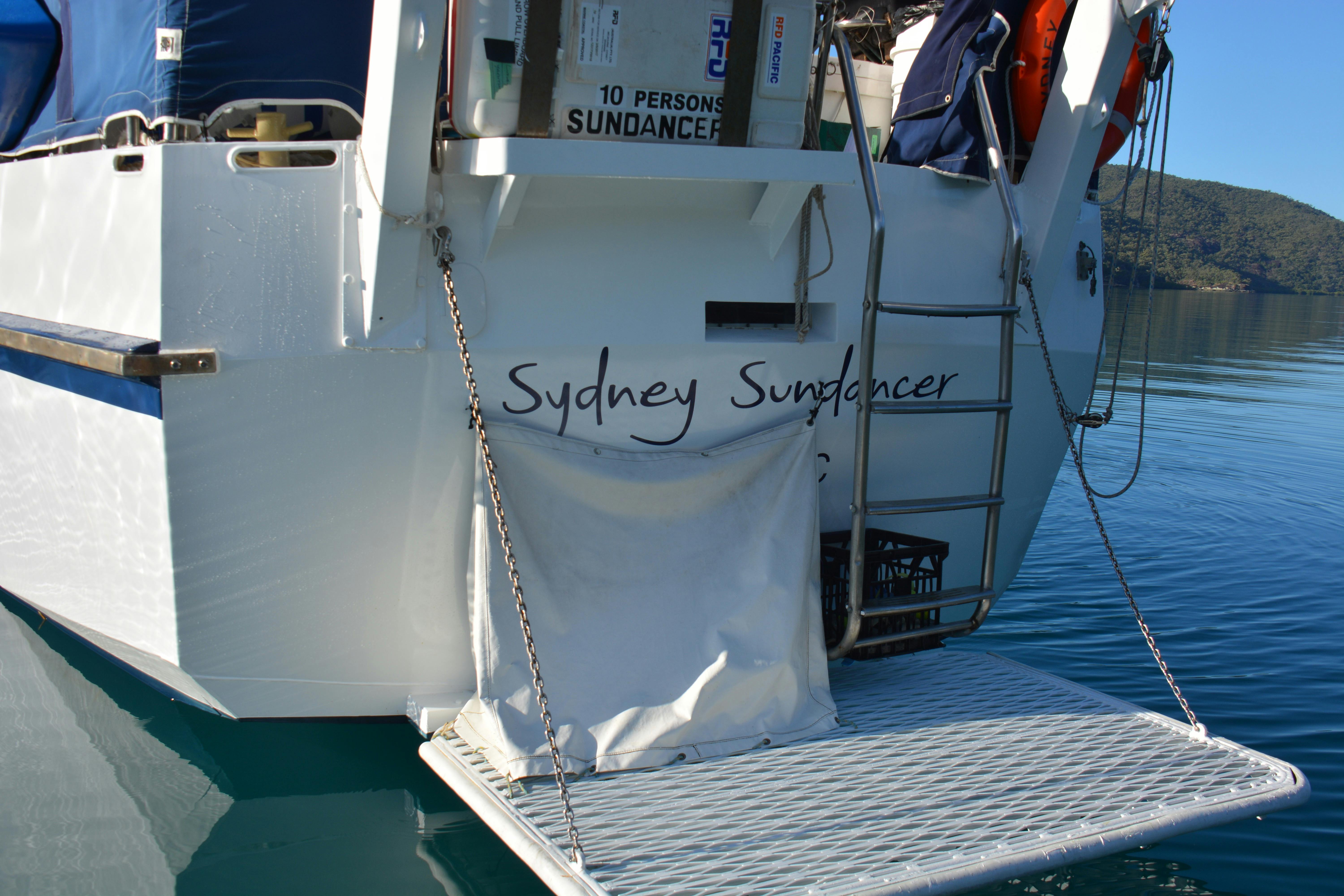 大きなトランサムはヨットからの水泳をとても簡単にします！