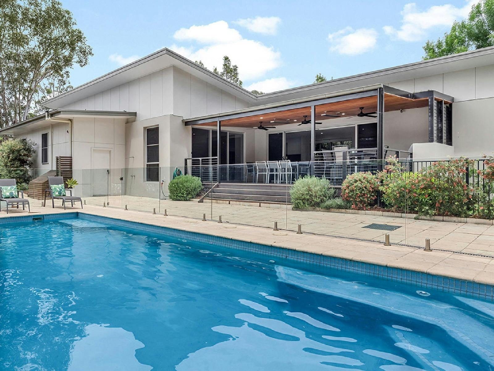 クラブハウス ポコルビンの屋外エンターテイメントエリアにはプールもあります