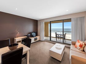 Oaks Plaza Pier - 1 Bedroom Ocean - Living