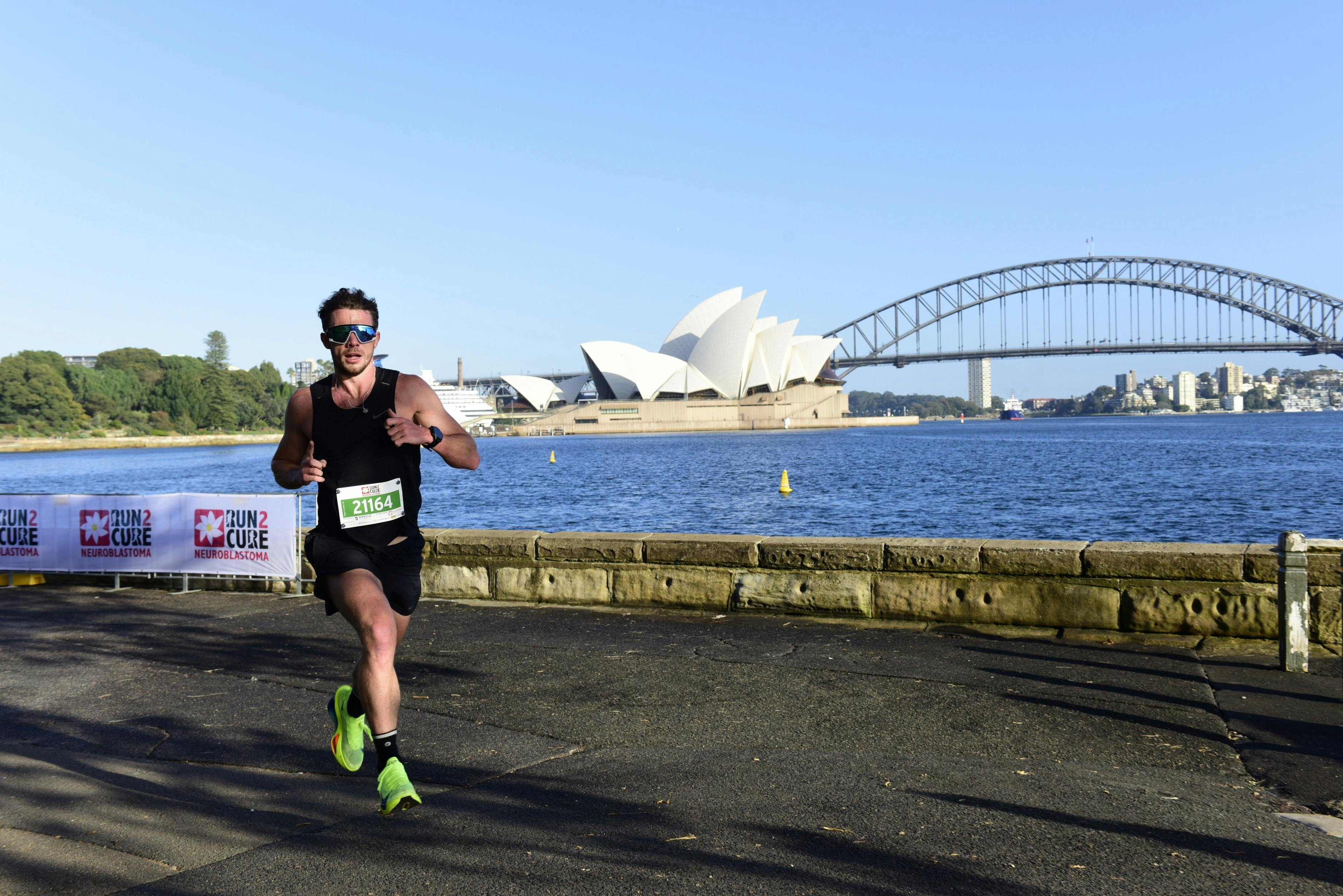 Mann läuft mit Sydney Harbour