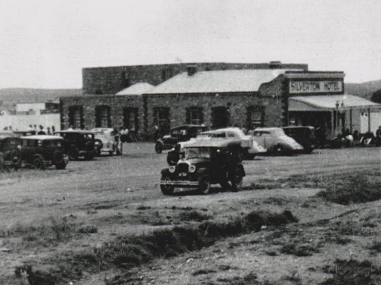 Old cars driving by the Silverton Hotel