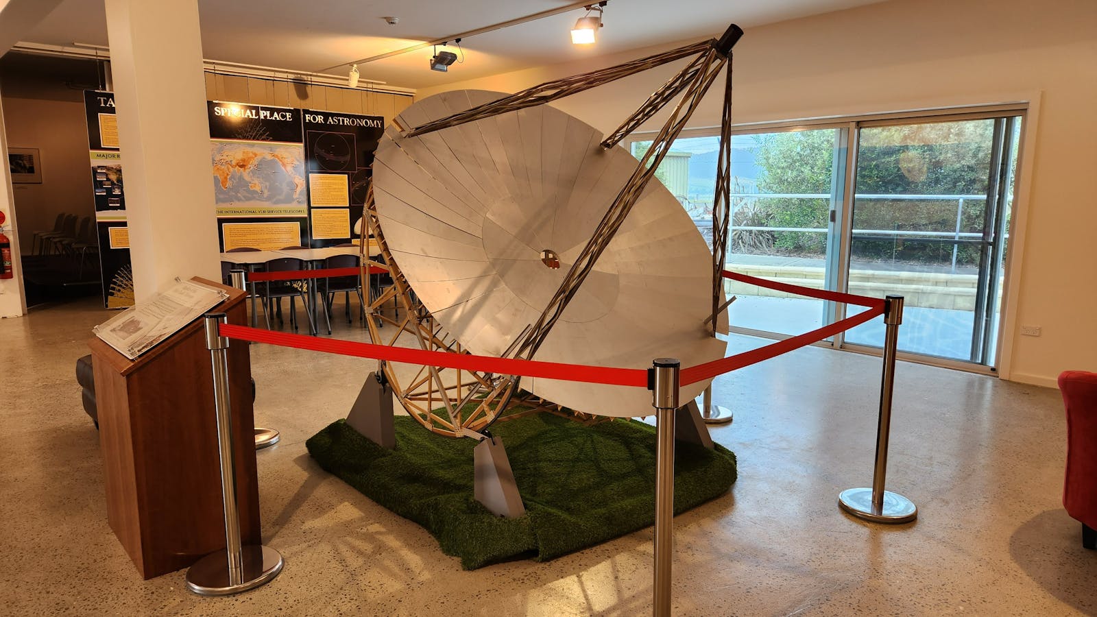1:5 scale model of Reber's original Wheaton radio telescope