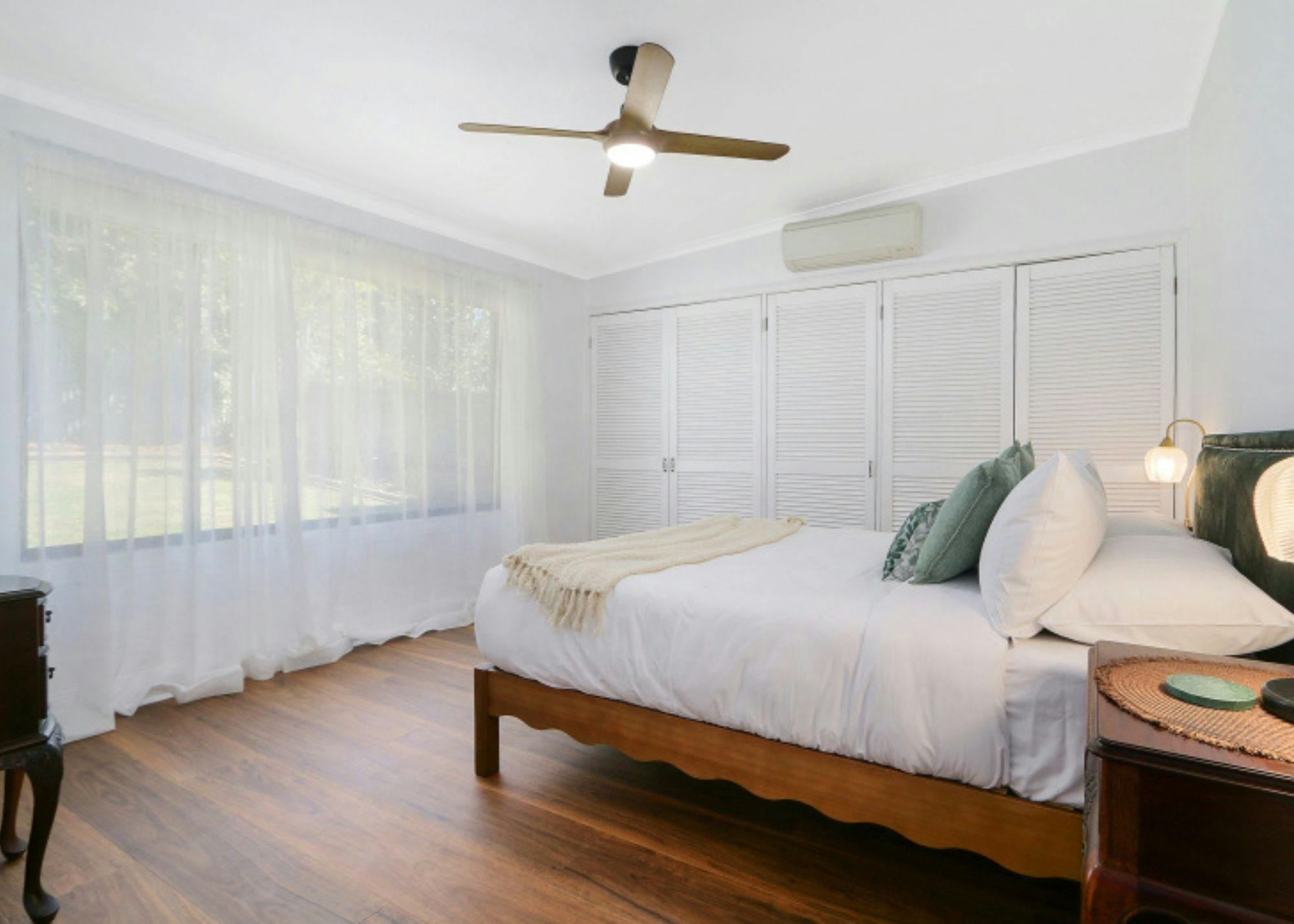 queen size bedroom