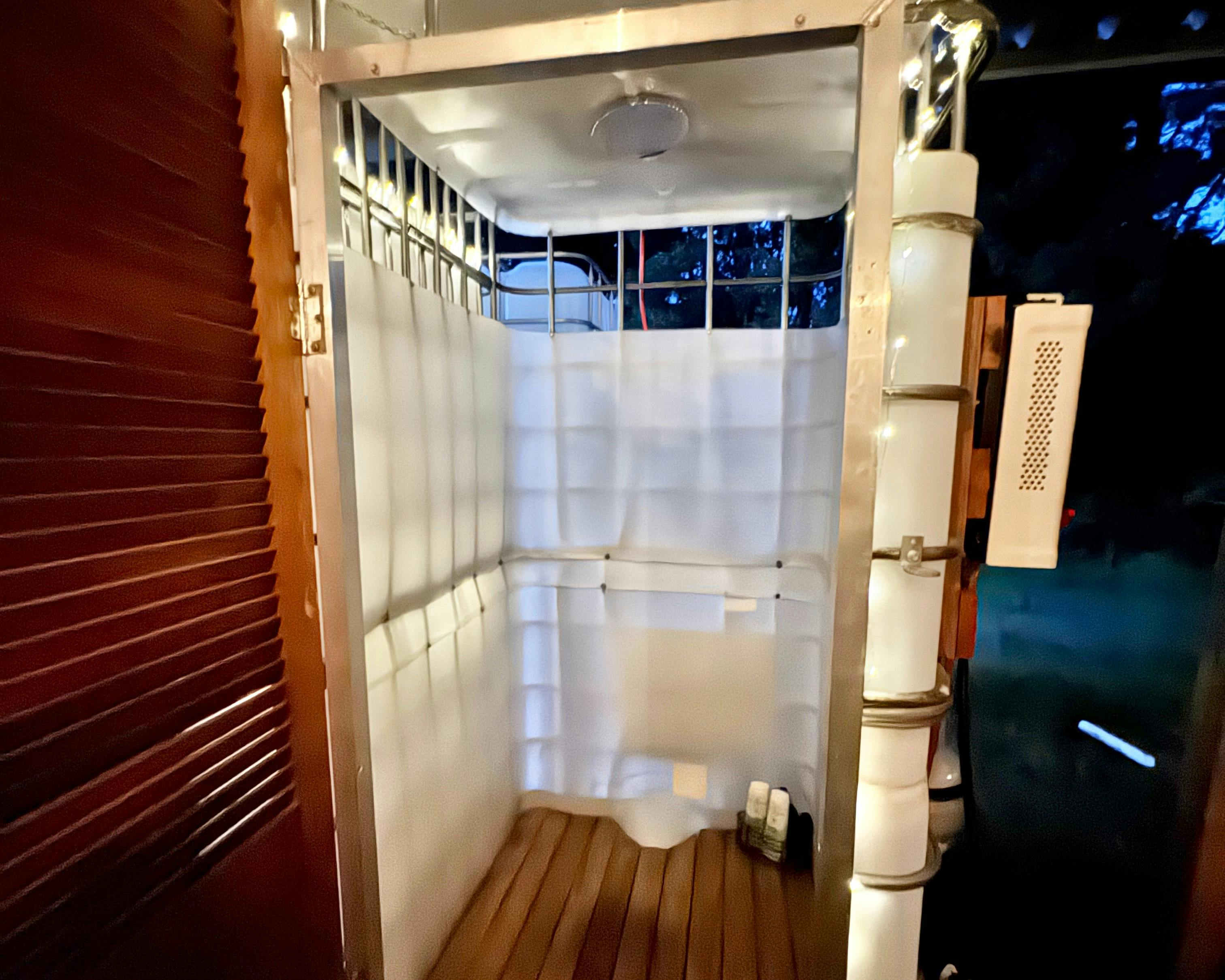 재활용된 농기구 내부 온수 샤워 - IBC