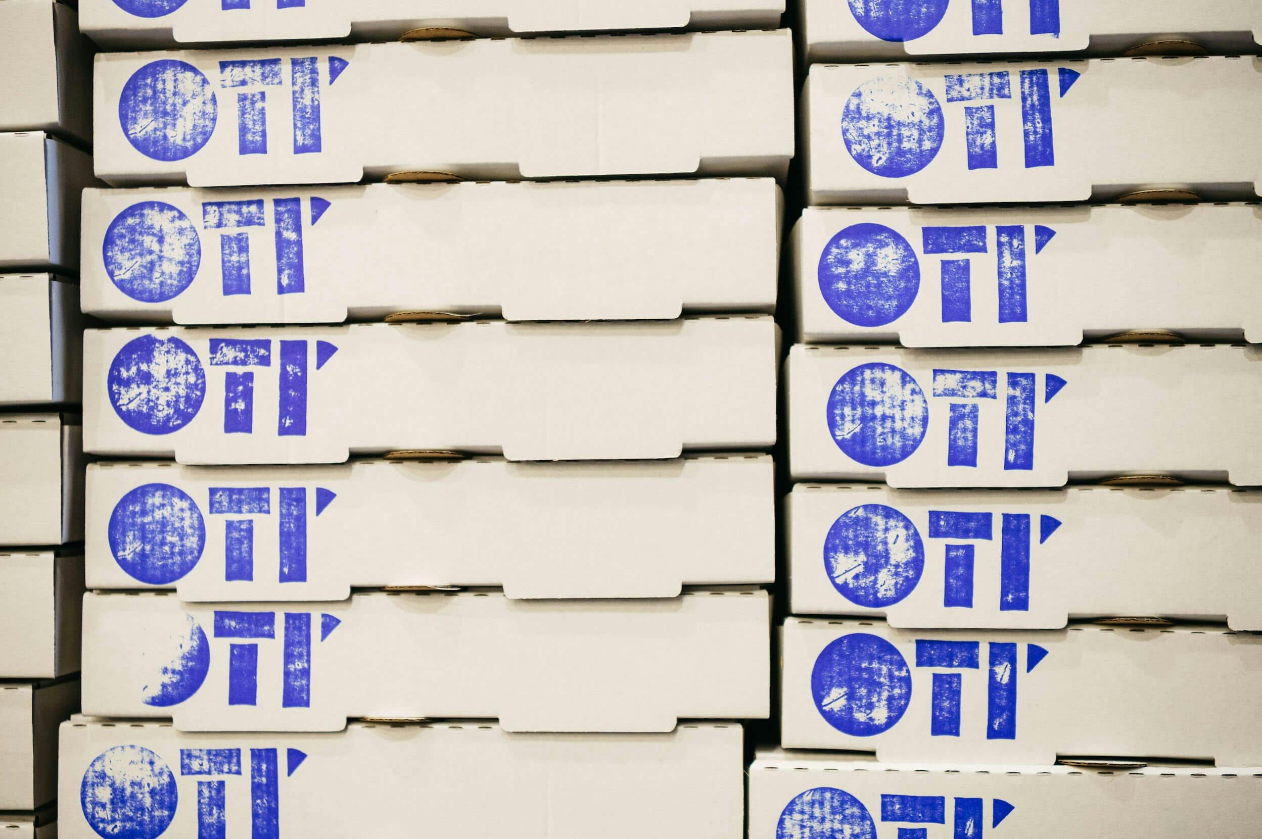 堆叠的 Oti' 披萨盒