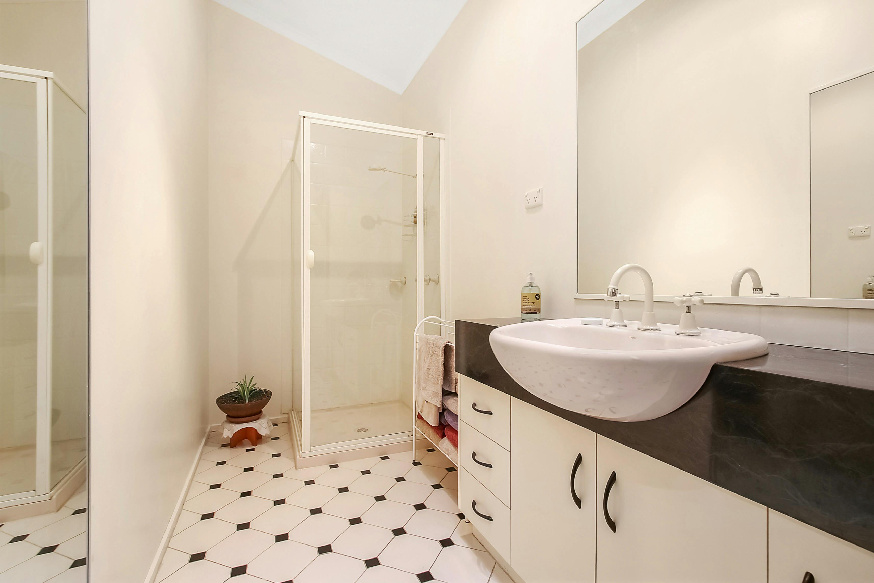 Bathroom (separate toilet)