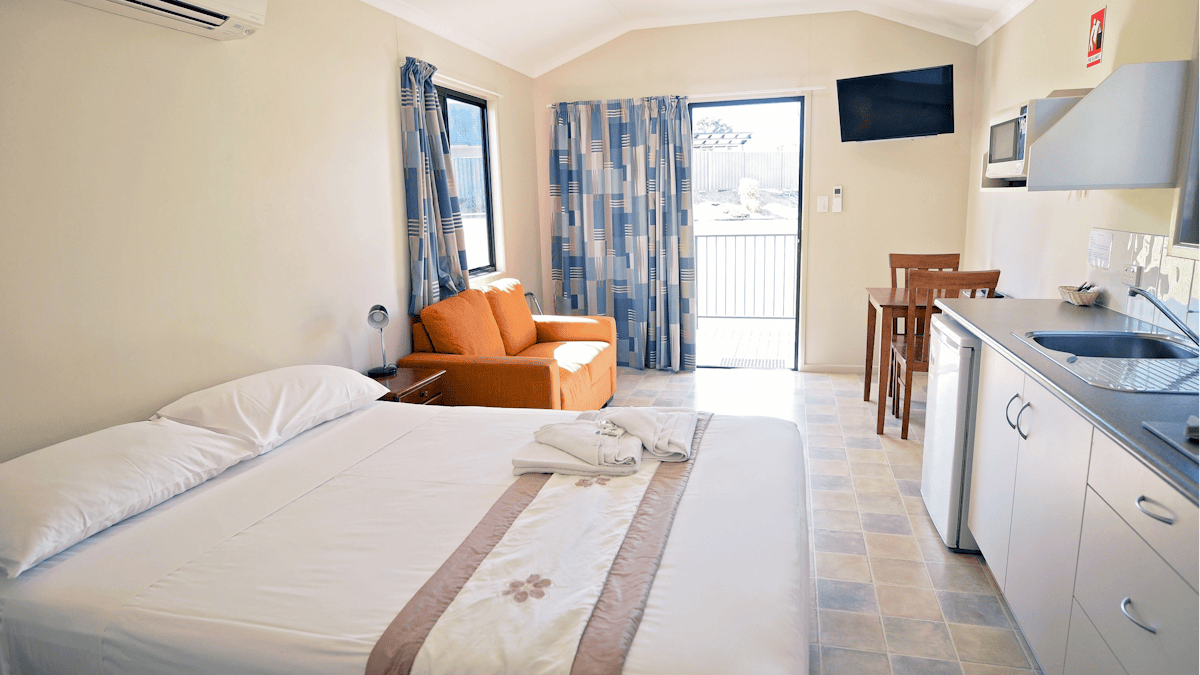 Villas include a queen bed, lounge, ensuite, kitchenette , air conditioning and a TV.e Villas include a queen bed, lounge, ensuite, kitchenette , air conditioning and a TV.e