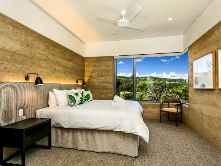 Splittable king bedroom with an adjoining ensuite offering a truly luxurious resort-style experience
