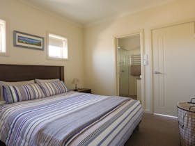 MAIN BEDROOM WITH ENSUITE BATHROOM UPSTAIRS