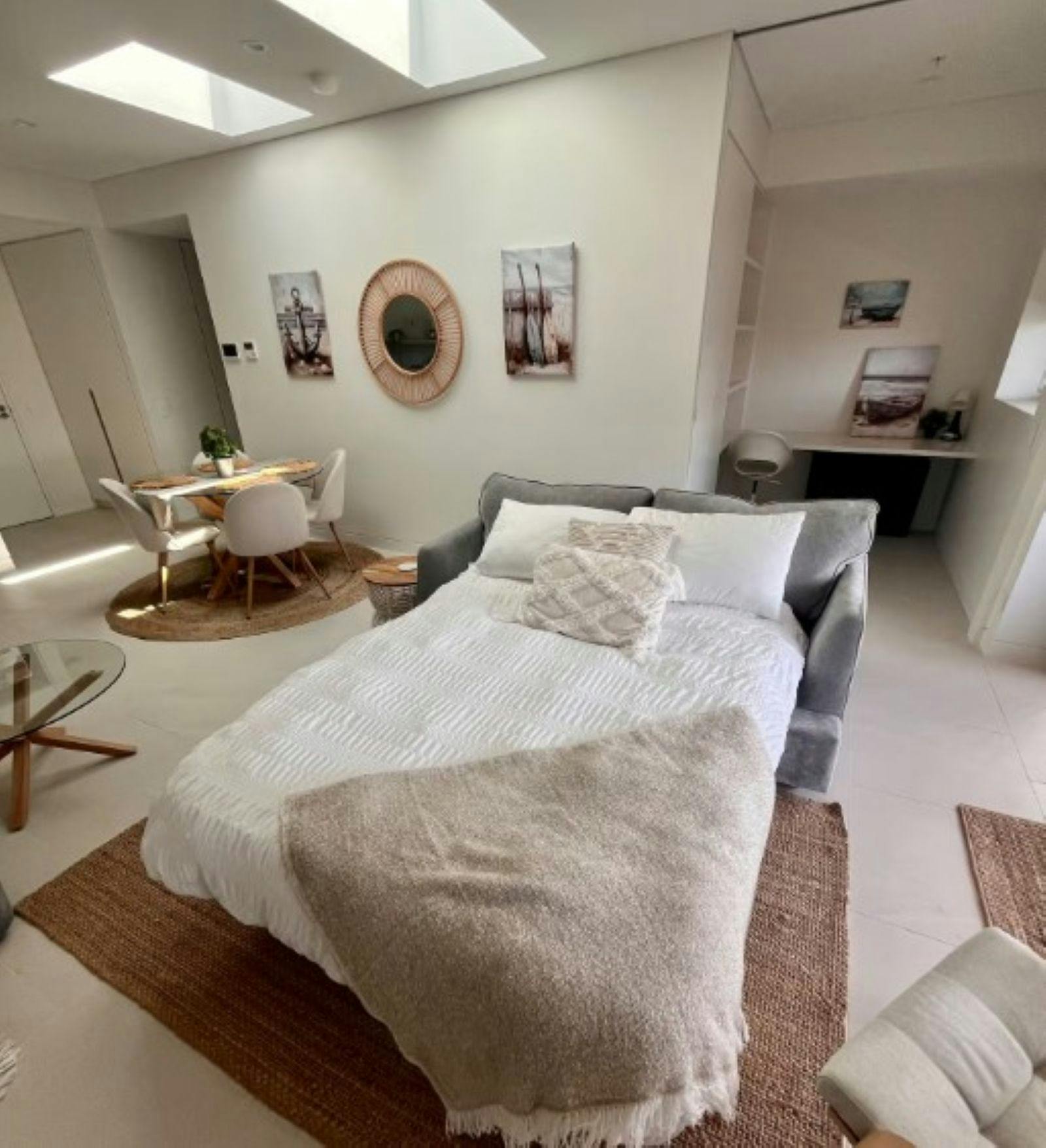 Innenansicht der Wohnung mit aufgestelltem Schlafsofa