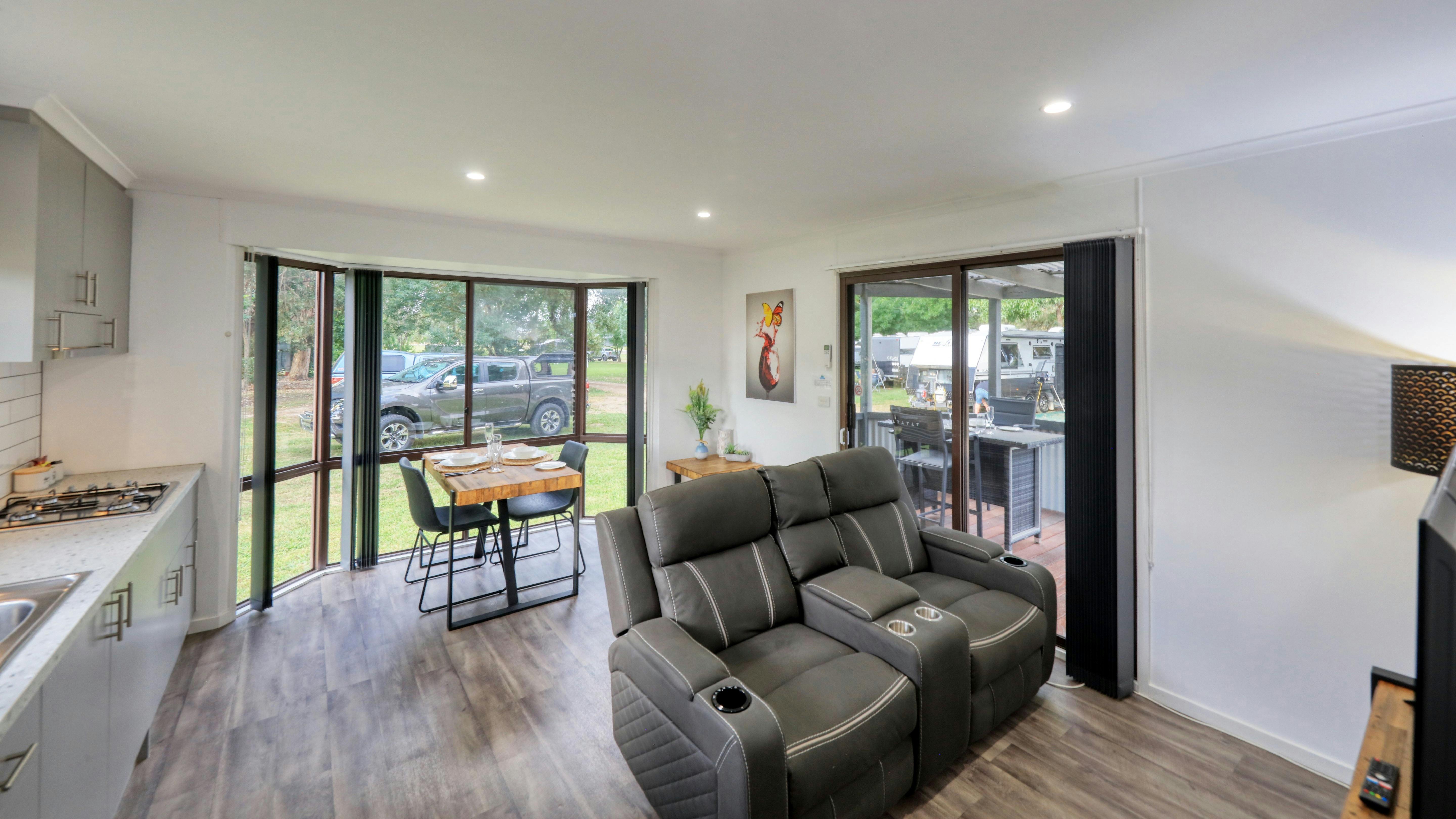 Deluxe Cabin - 1 bedroom - lounge/dining