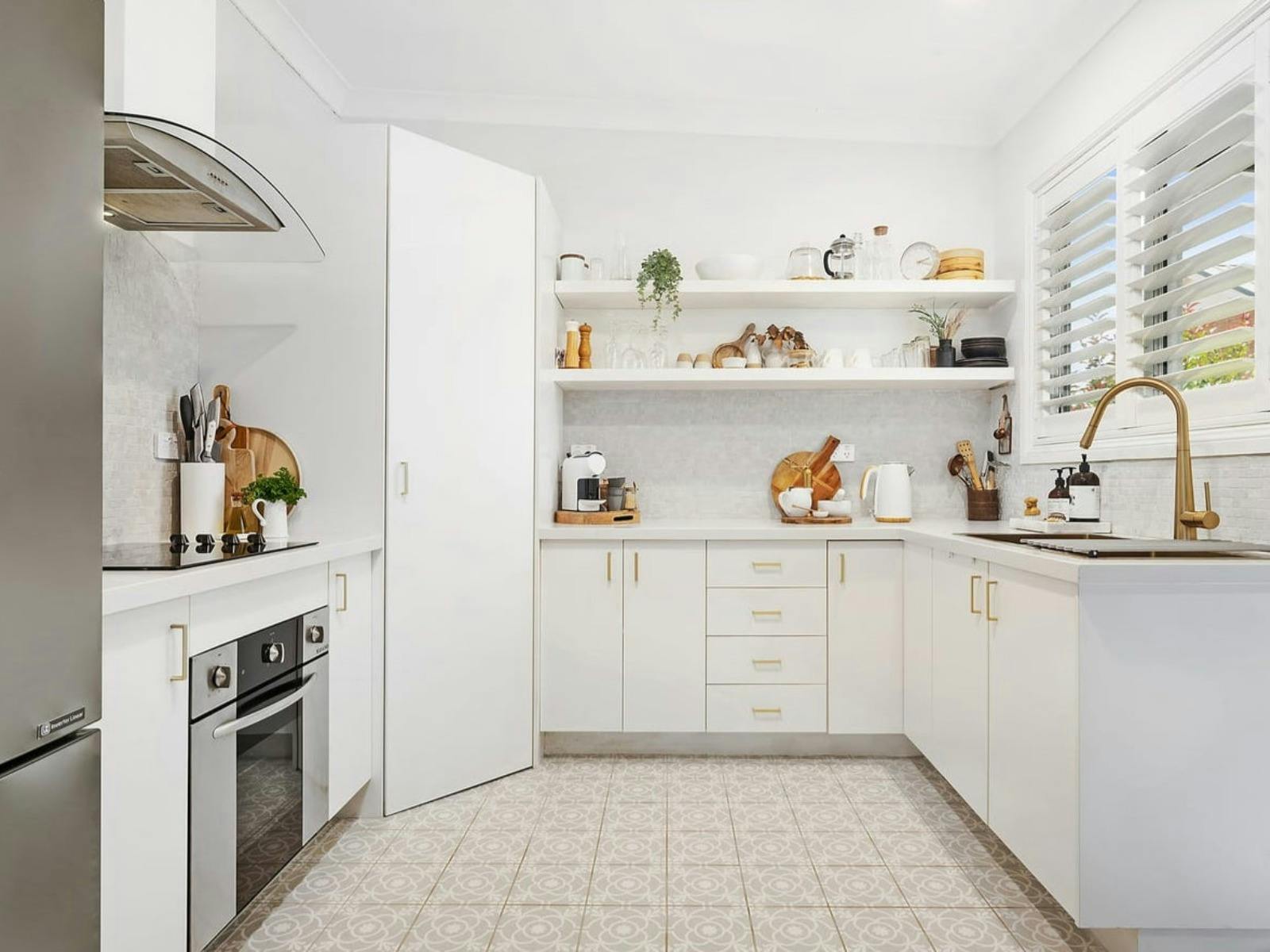 금색이 특징인 넓은 흰색 오픈형