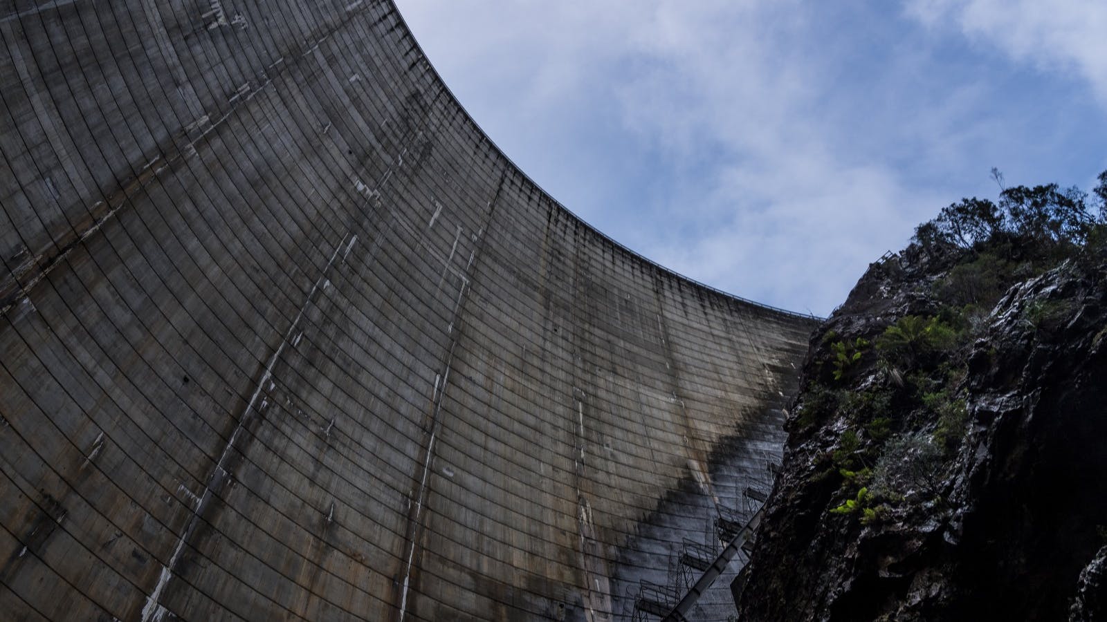 A look at up at the Dam Wall from the bottom of Gordon Dam