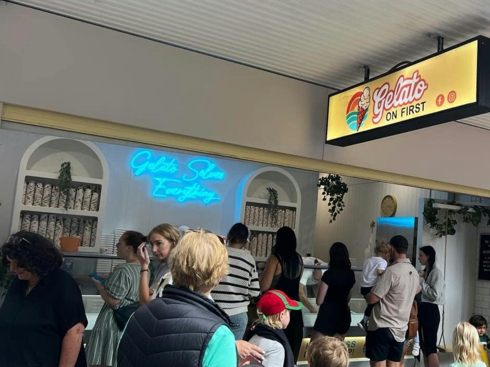 젤라토를 사기 위해 줄을 서 있는 사람들로 가득한 가게 앞