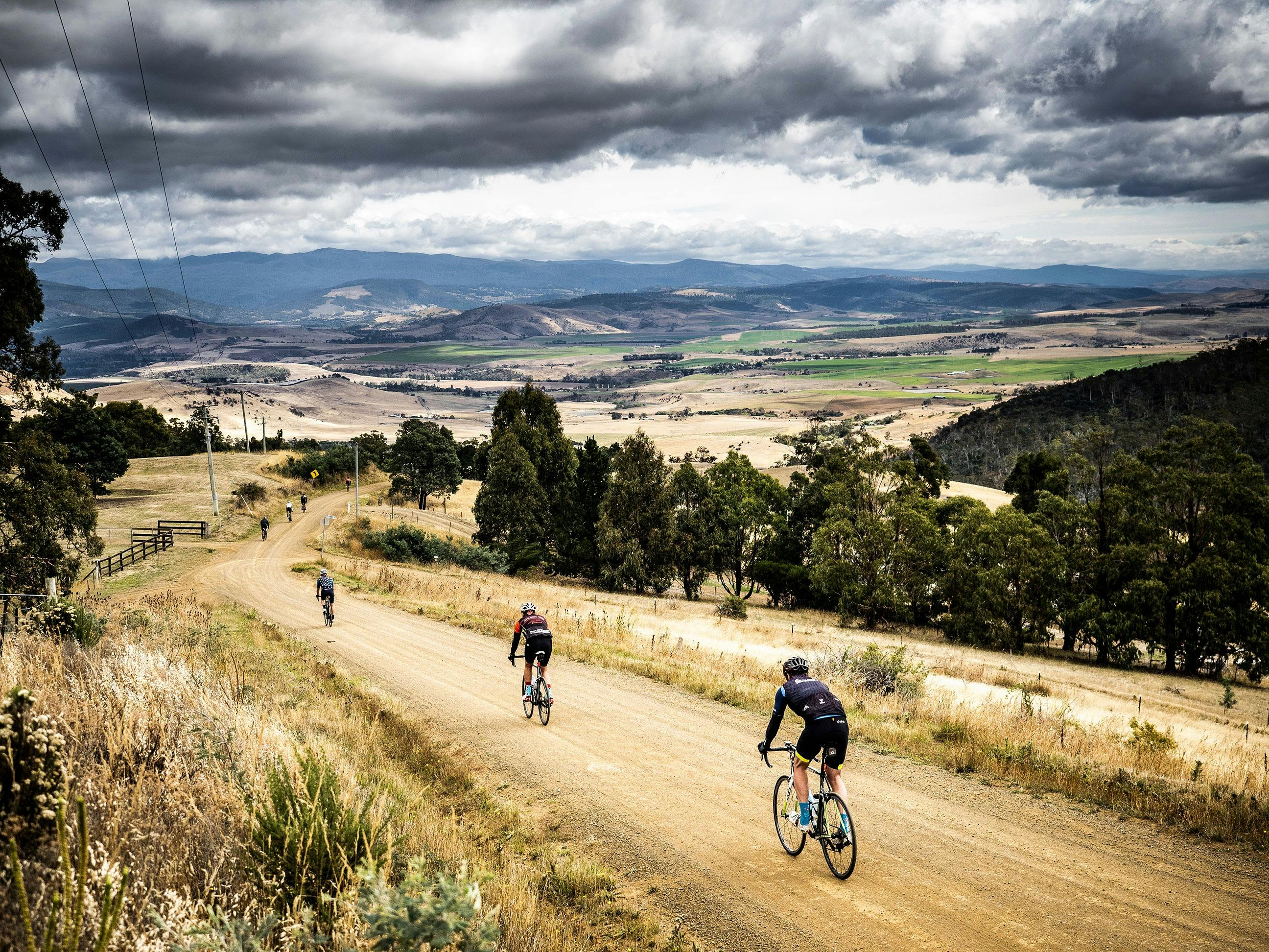 Cycling through Tuscan-like landscapes