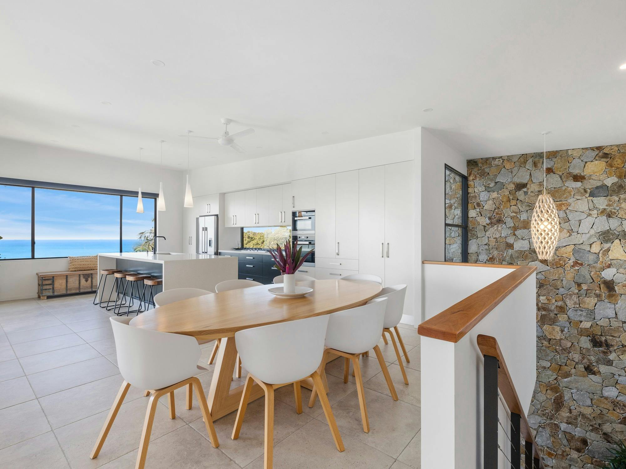 개방형 거실 주방 식사 공간