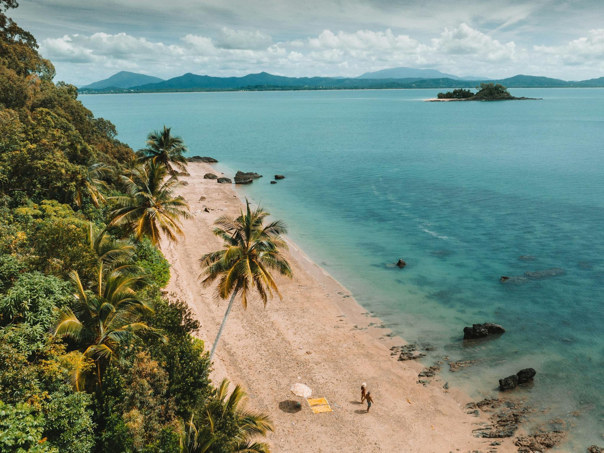 Muggy Muggy Beach - Dunk island Muggy Muggy Beach - Dunk island