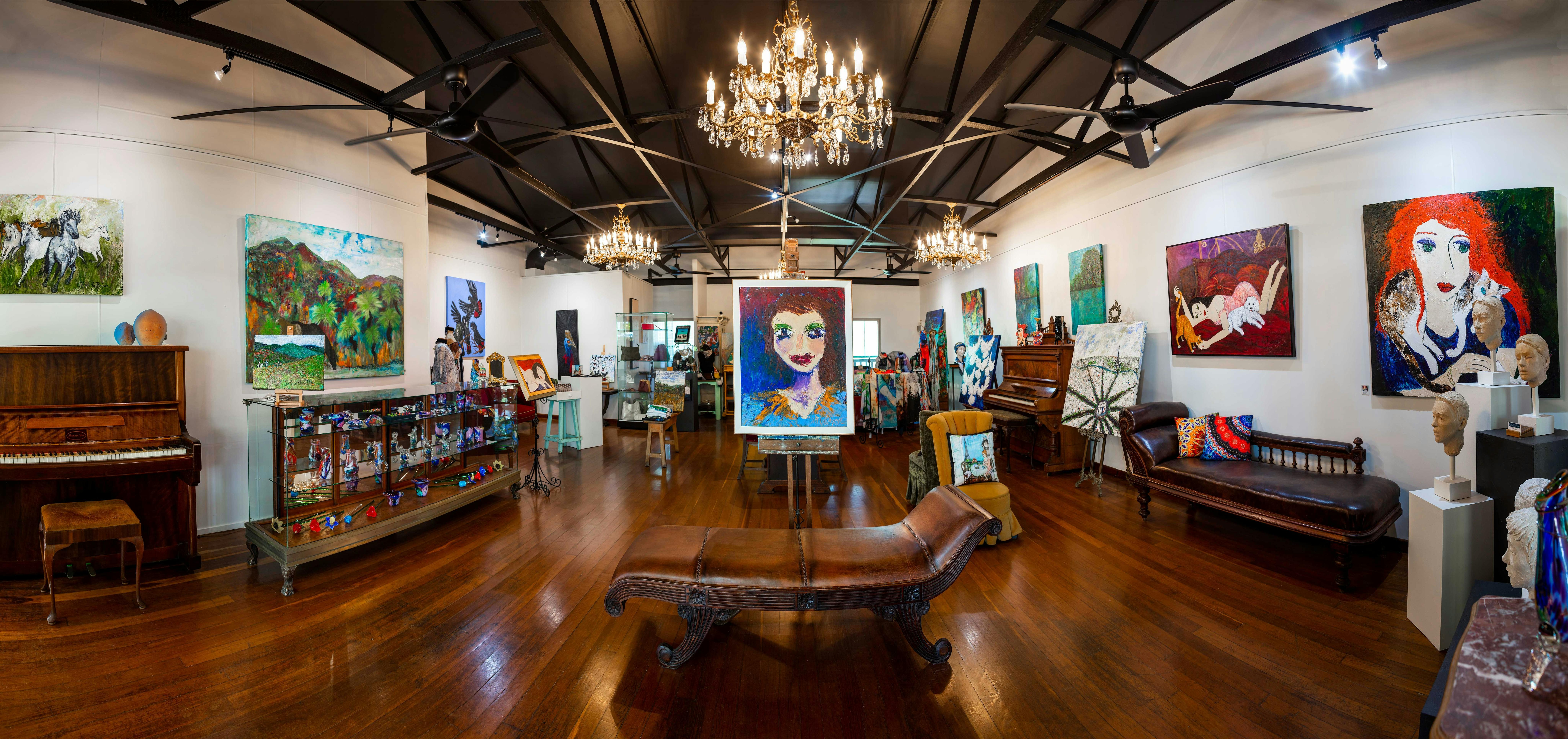 Discover Didi La Baÿsse - Art Studio & Art Gallery is inspired by “La Belle époque”