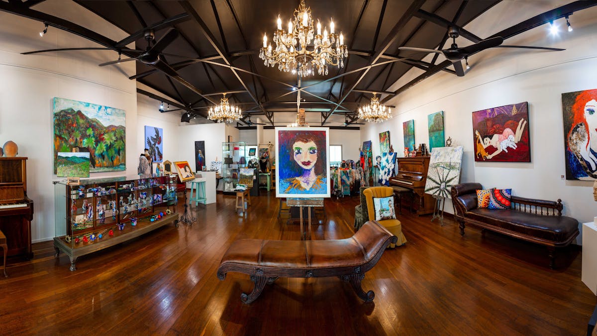 Discover Didi La Baÿsse - Art Studio & Art Gallery is inspired by “La Belle époque”