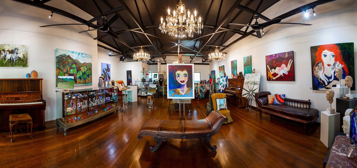 Discover Didi La Baÿsse - Art Studio & Art Gallery is inspired by “La Belle époque”
