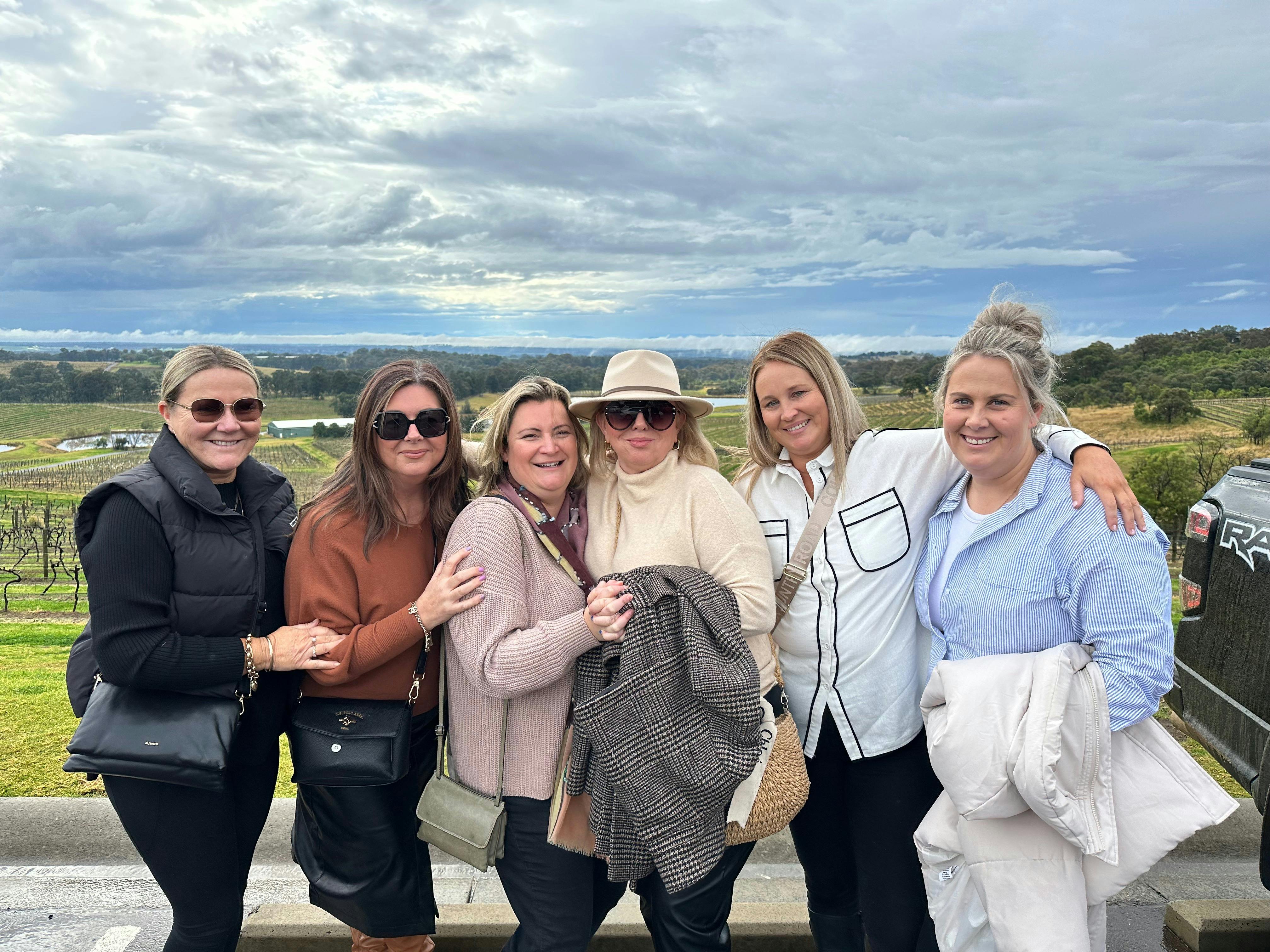 전망을 감상하면서 헌터 밸리의 여러 와이너리를 방문합니다.