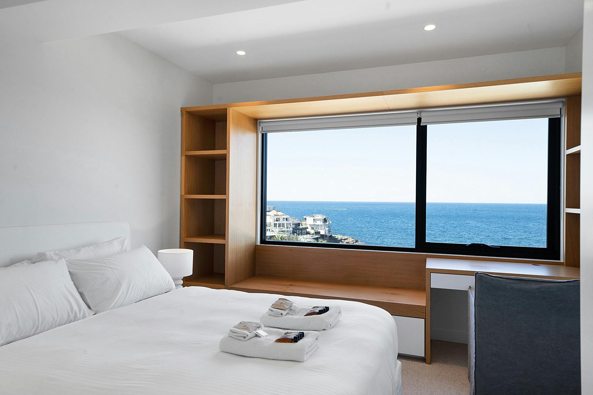 舒適的臥室享有迷人的海景。