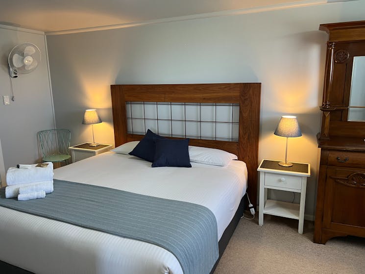 bespoke vineyard accommodation welcomes you with a  King Bed in the charming tinshed