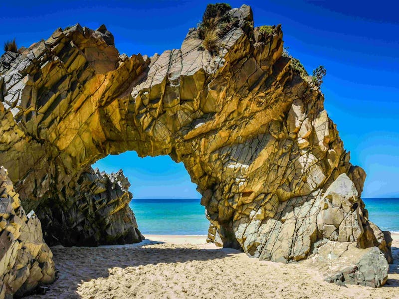 Rock-arch-on-queen-elizabeth-track-small-photo-scaled