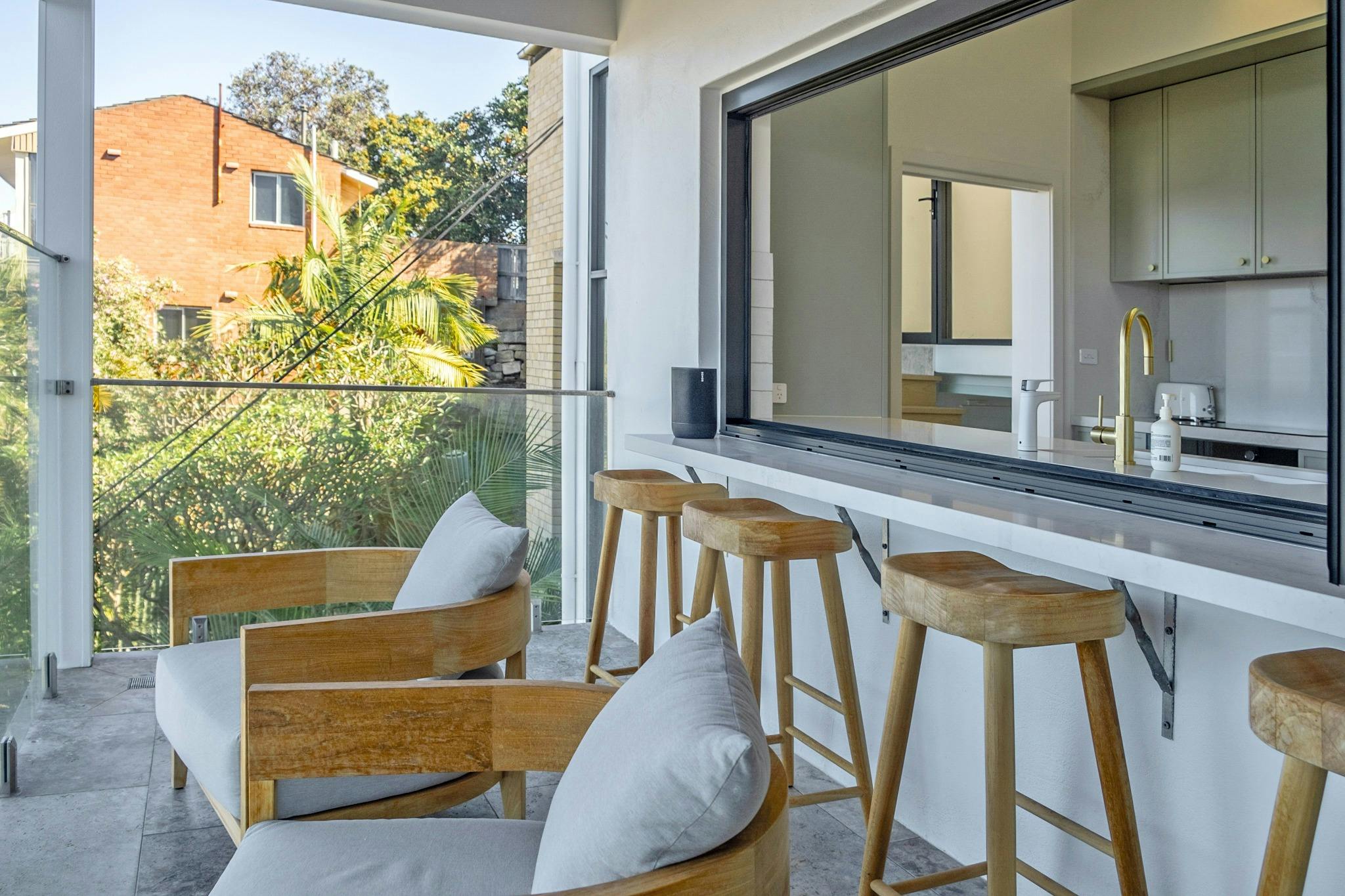 戶外露台設有座位和廚房吧台窗戶。