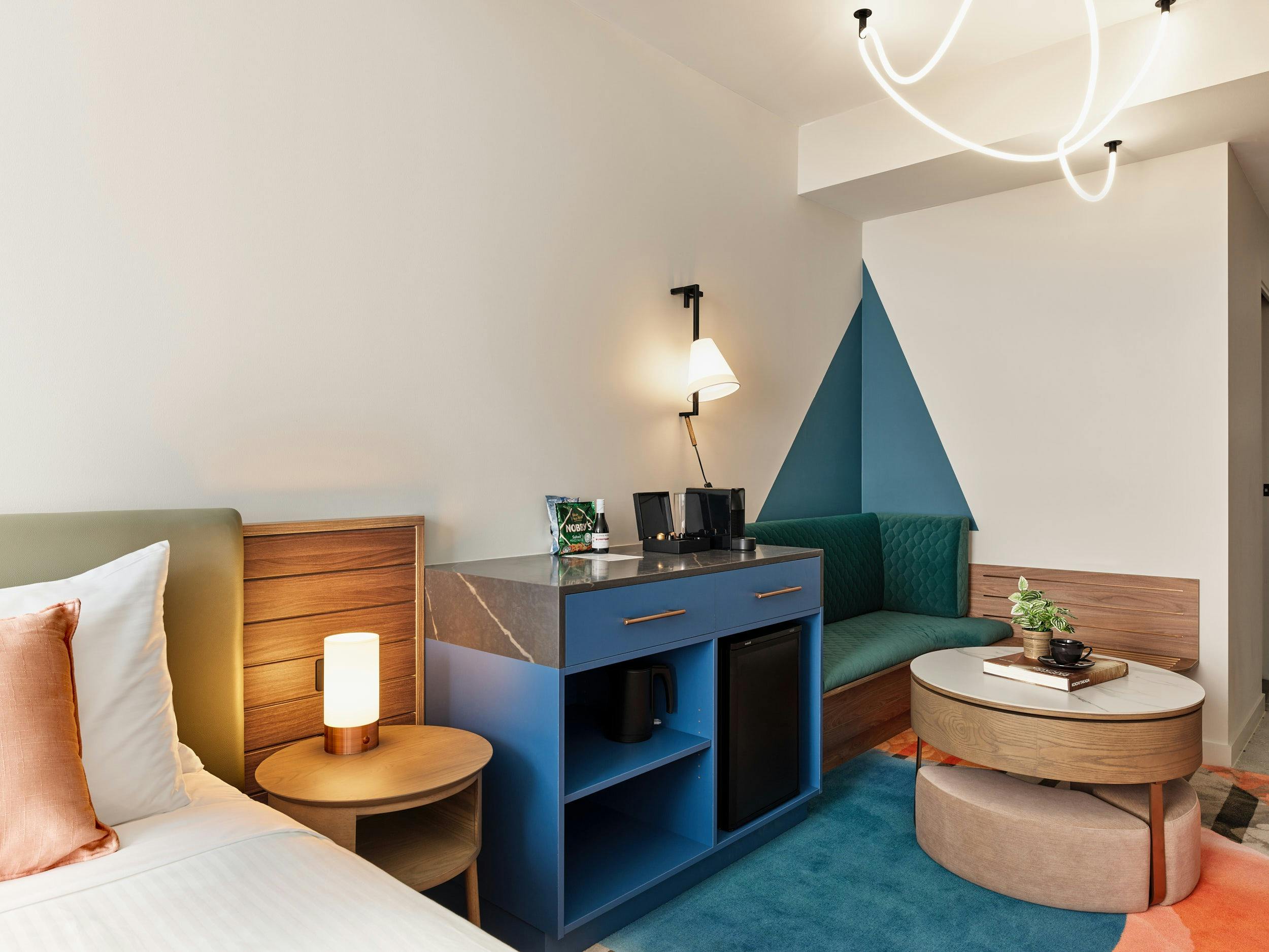 ベッドと座席エリアを備えたゲストルーム