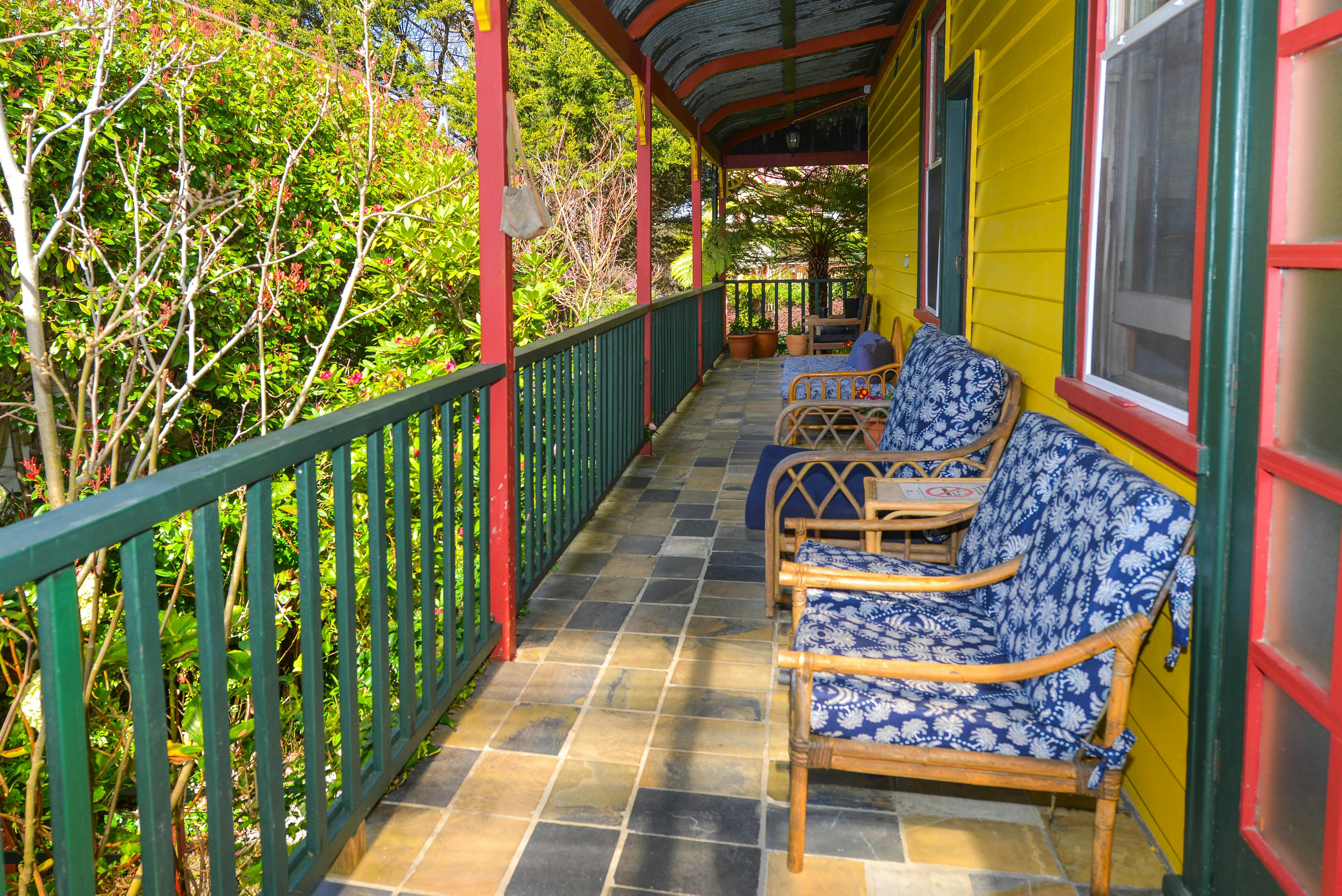 안락의자가 있는 햇볕이 잘 드는 베란다