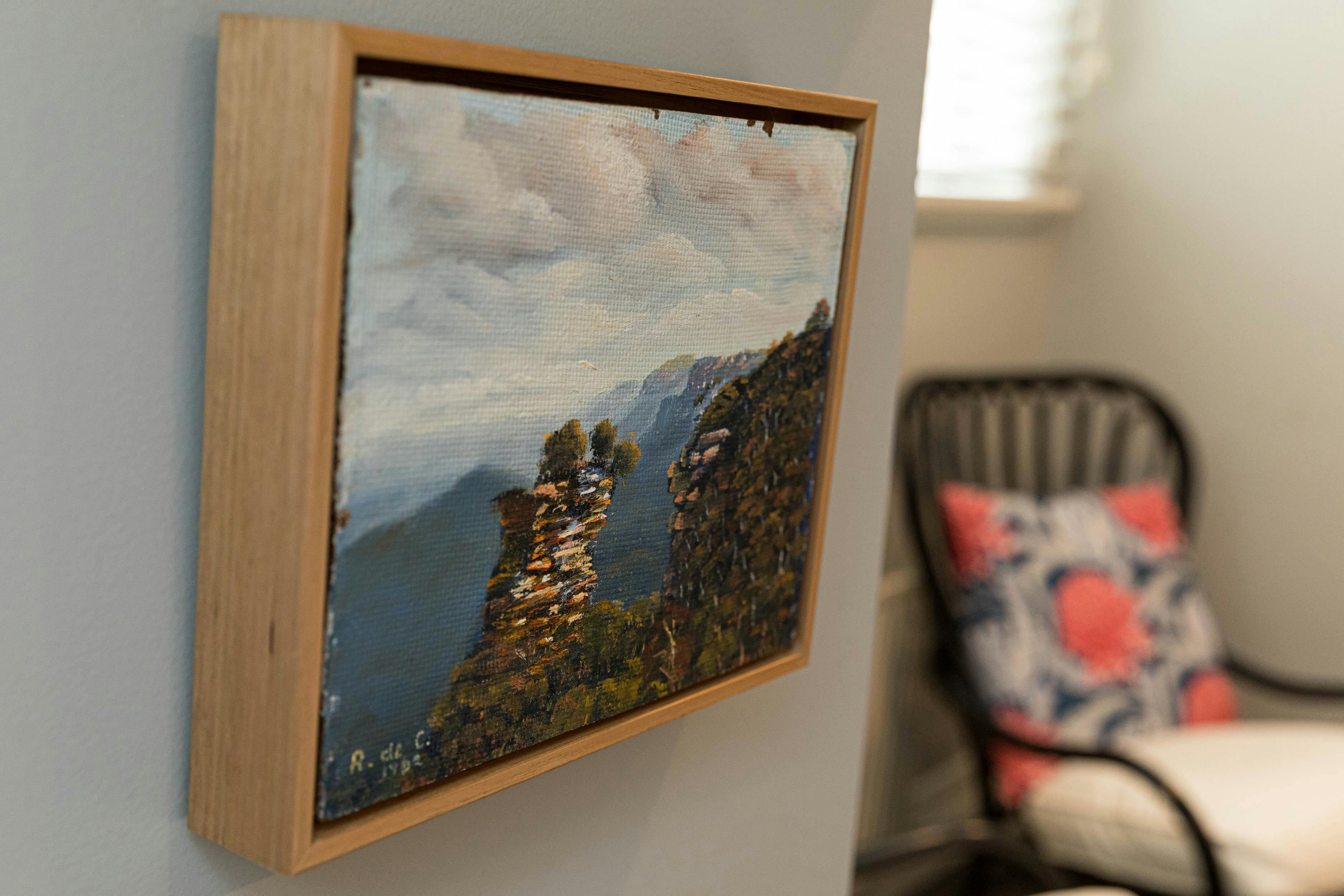 Original oil paintings showing the local mountain scenery feature in all rooms